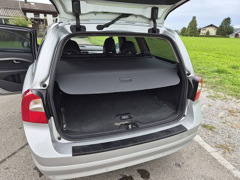 VOLVO V70 2.4D Momentum Geartronic-image-3