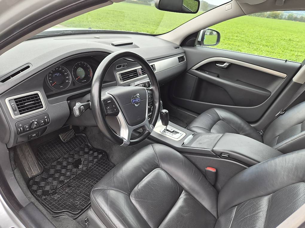 VOLVO V70 2.4D Momentum Geartronic-image-2