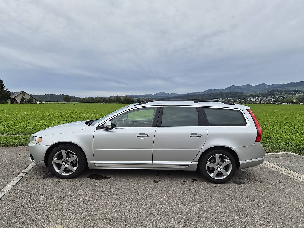 VOLVO V70 2.4D Momentum Geartronic-image-0