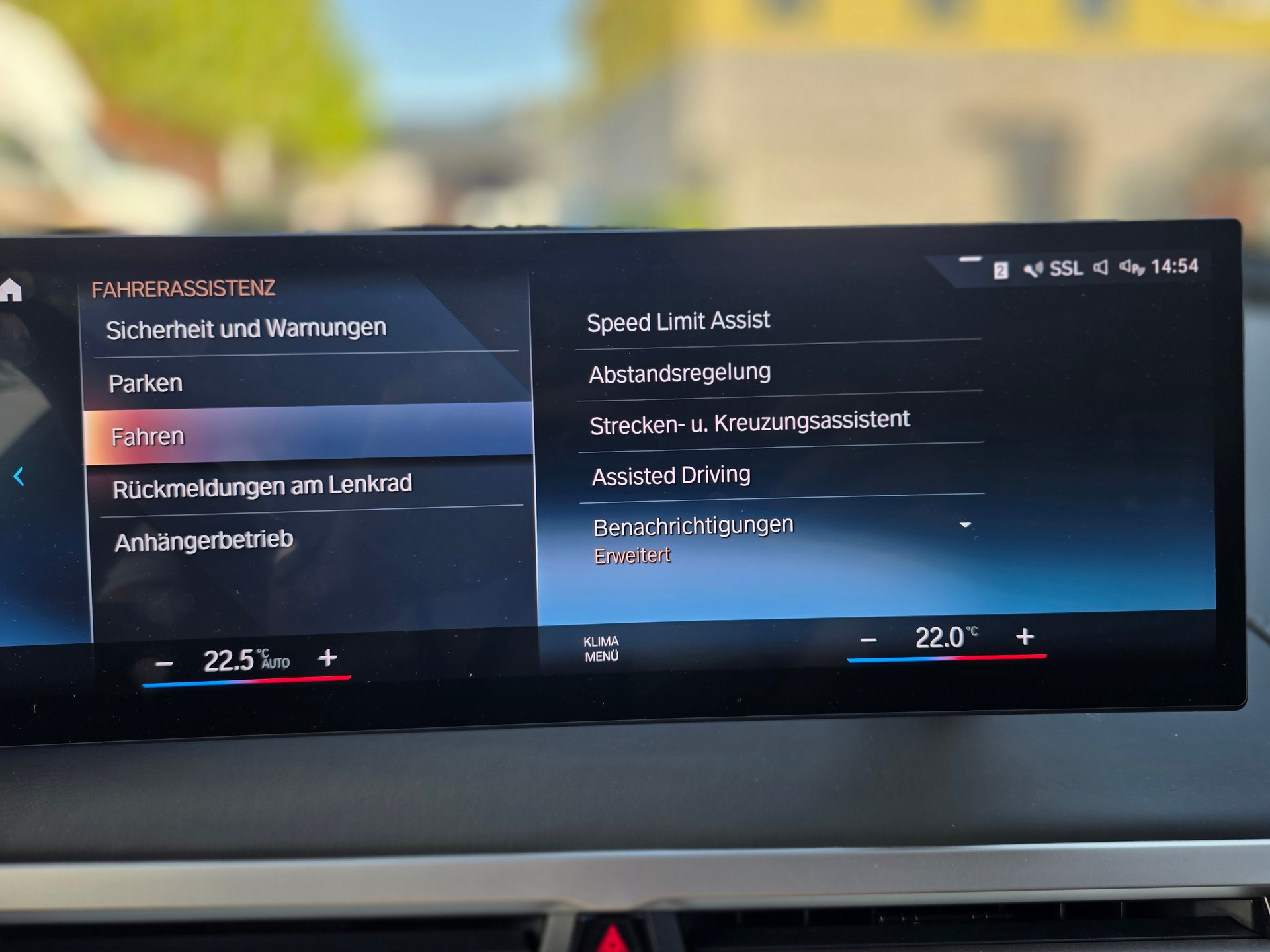 BMW iX xDrive40// SoH 97.2% -GRATIS SERVICE- MASSAGE SITZE- EL.AHK -SKYLOUNGE- ASSISTENZ PAK- PLUS -SPORT PAK.- GARANTIE BIS 11.2029-image-21