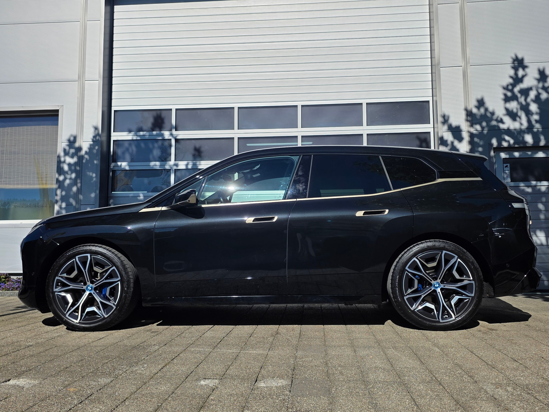 BMW iX xDrive40// SoH 97.2% -GRATIS SERVICE- MASSAGE SITZE- EL.AHK -SKYLOUNGE- ASSISTENZ PAK- PLUS -SPORT PAK.- GARANTIE BIS 11.2029-image-2