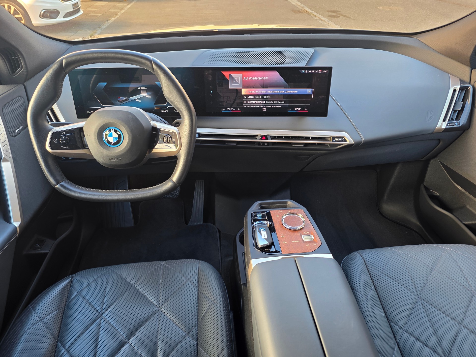 BMW iX xDrive40// SoH 97.2% -GRATIS SERVICE- MASSAGE SITZE- EL.AHK -SKYLOUNGE- ASSISTENZ PAK- PLUS -SPORT PAK.- GARANTIE BIS 11.2029-image-9