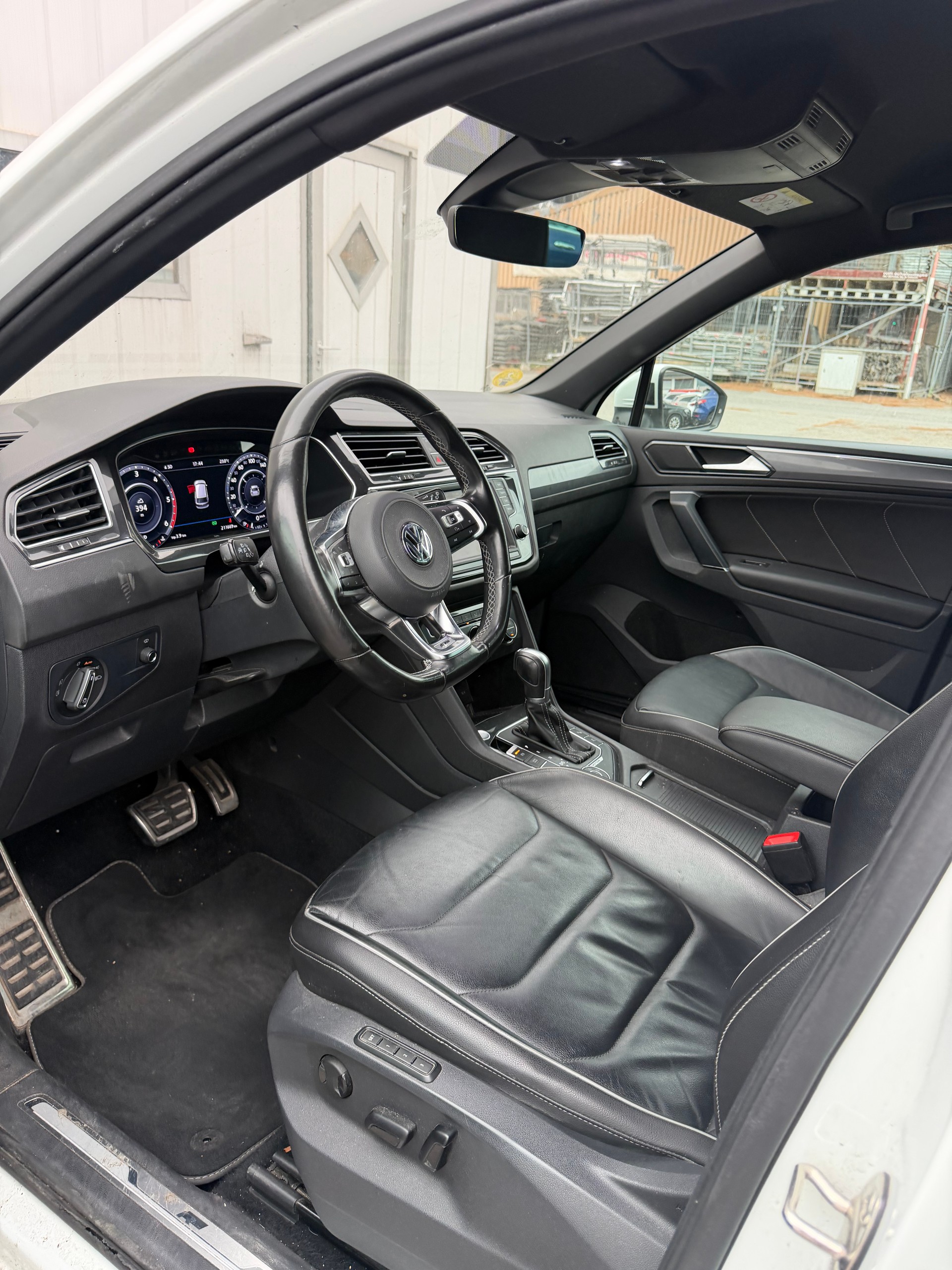 VW Tiguan 2.0 TDI SCR R Line 4Motion DSG-image-9