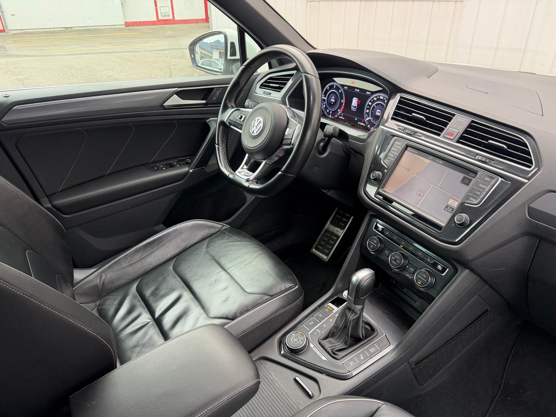 VW Tiguan 2.0 TDI SCR R Line 4Motion DSG-image-11