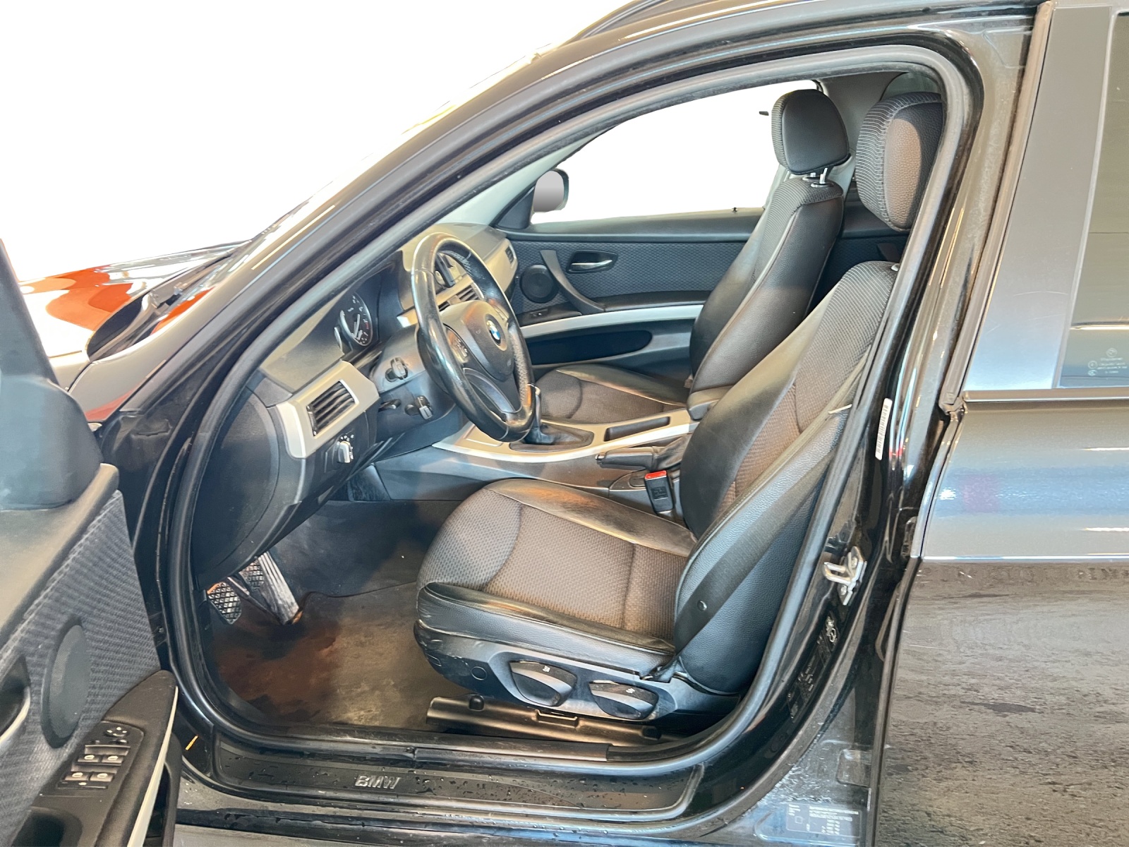 BMW 320i Touring-image-8