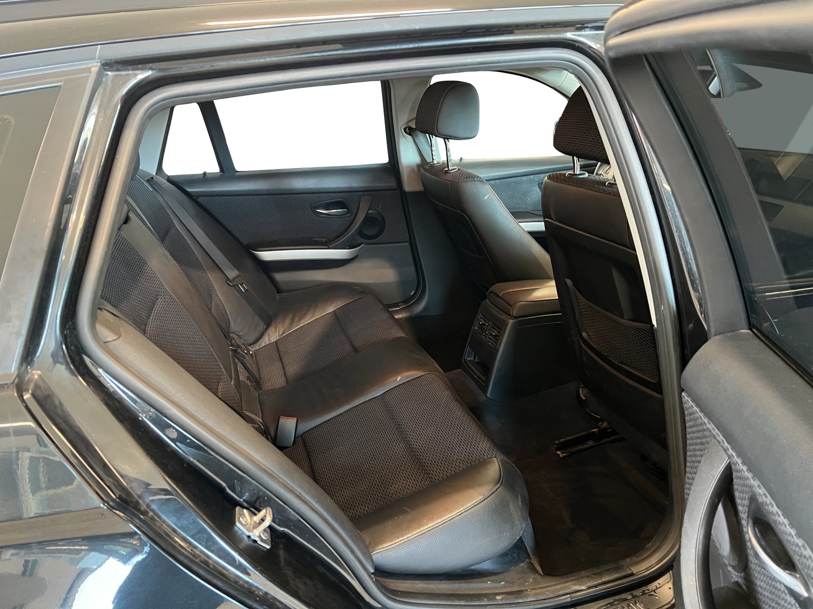BMW 320i Touring-image-7