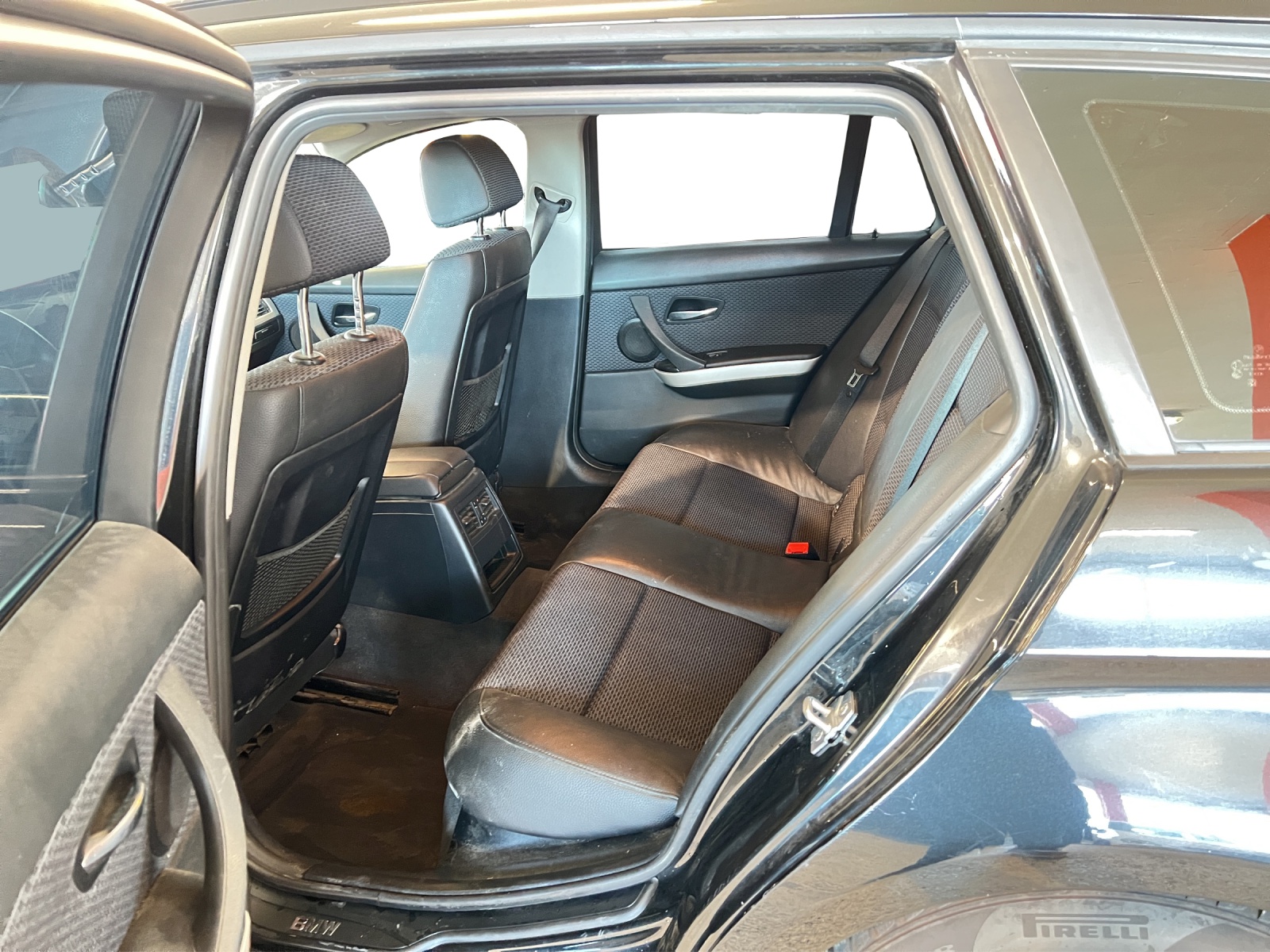 BMW 320i Touring-image-9
