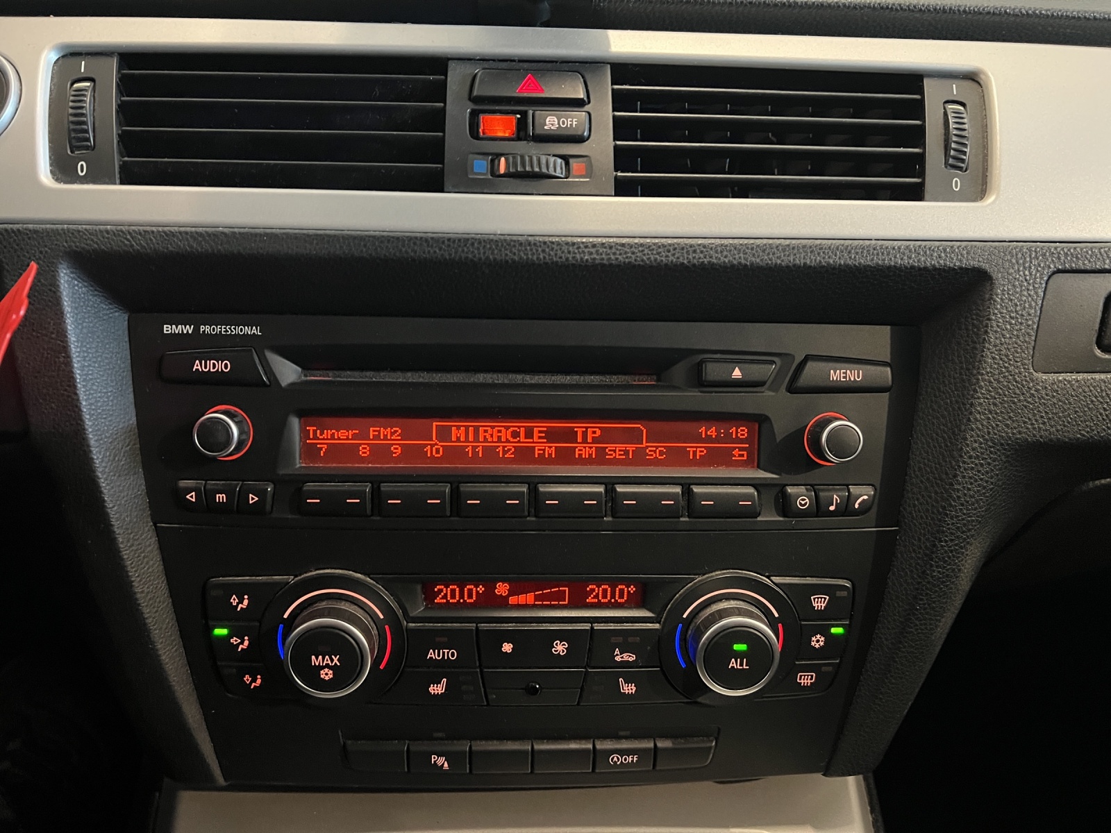 BMW 320i Touring-image-10
