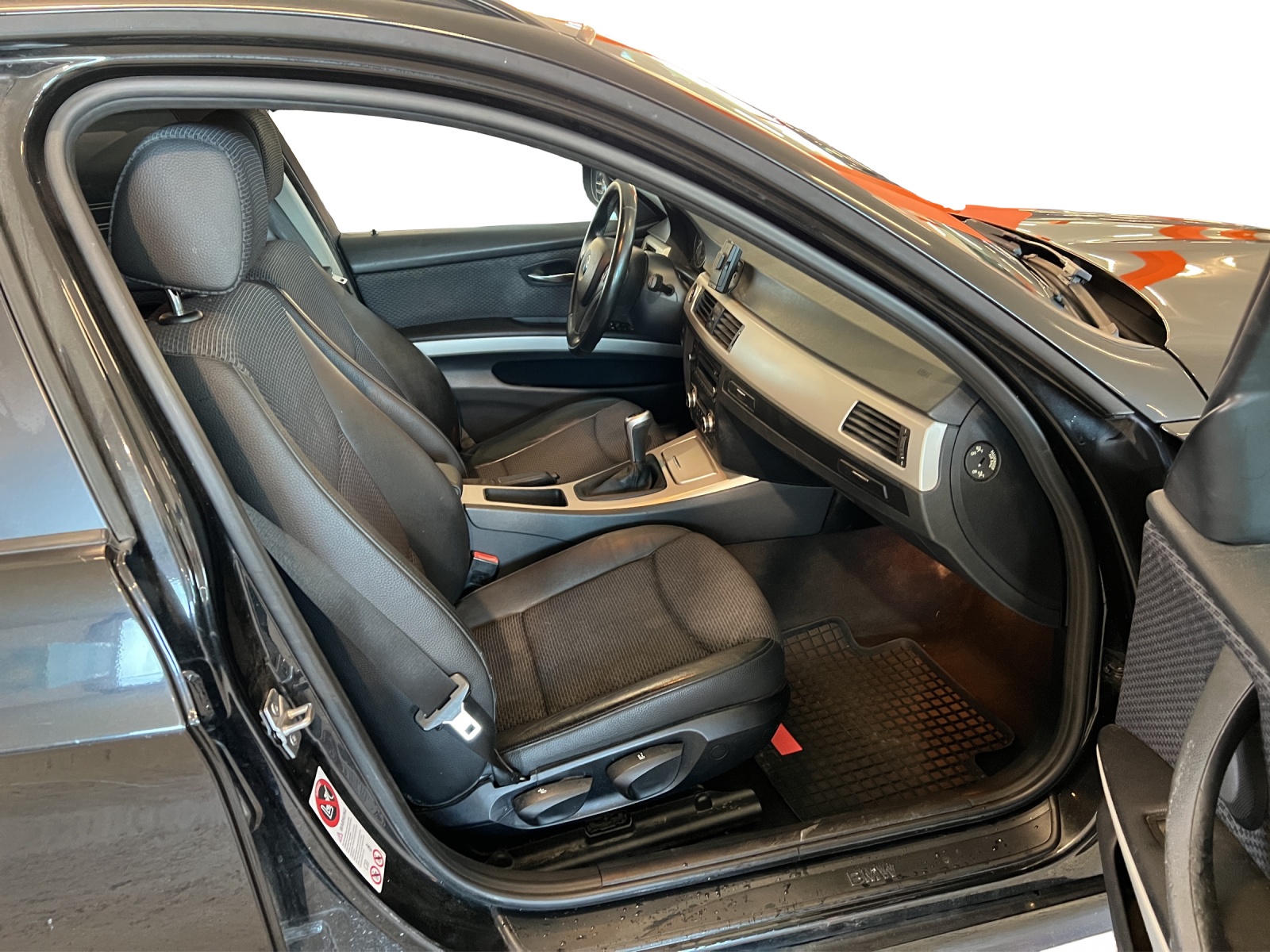 BMW 320i Touring-image-6