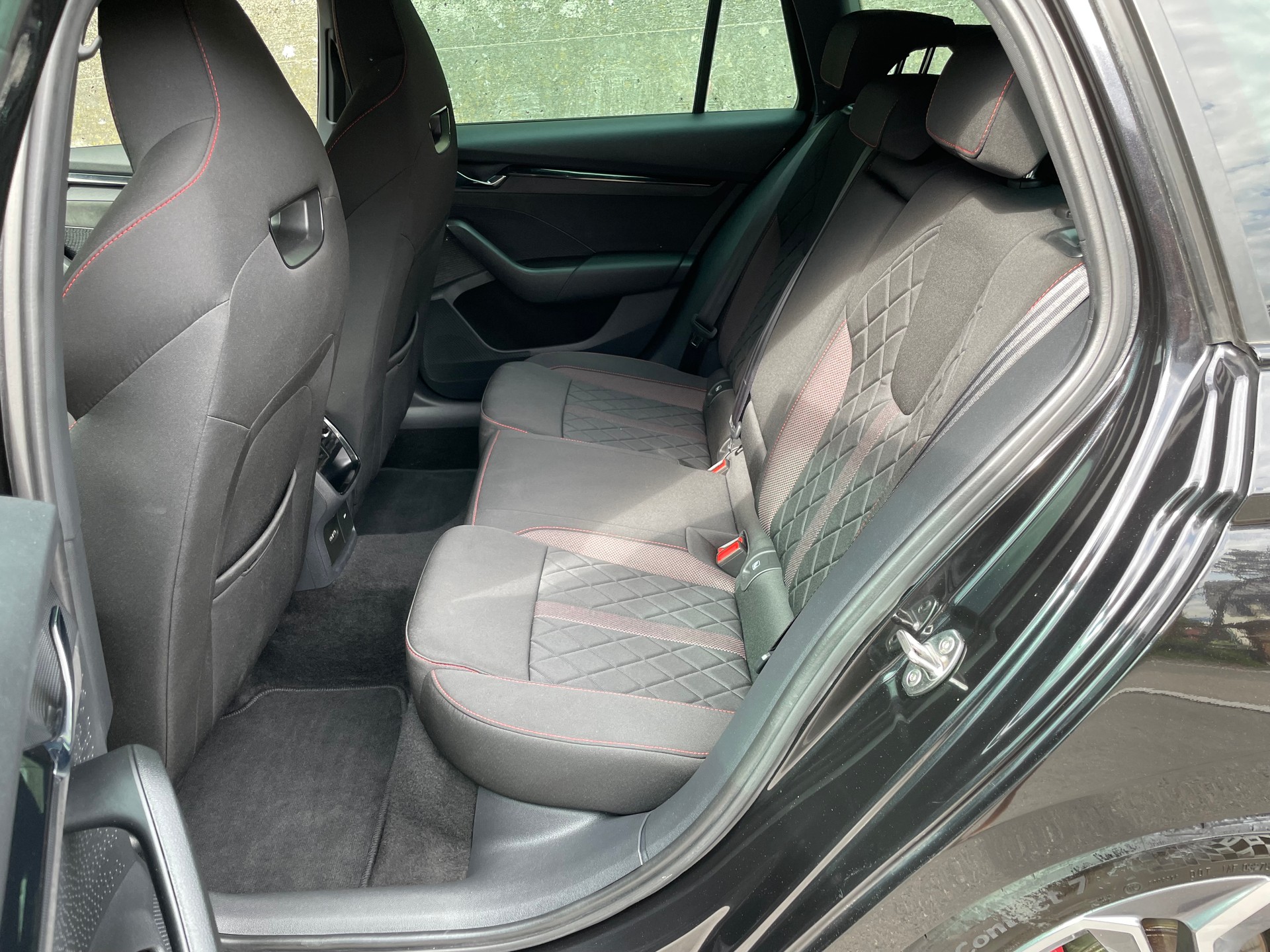 SKODA Octavia Combi 2.0 TDI DSG RS 4x4-image-15