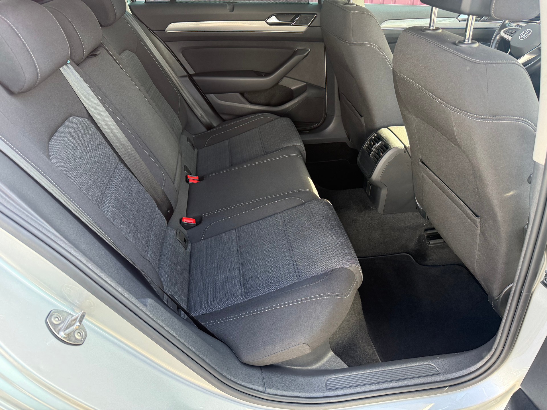 VW Passat Variant 2.0 TDI Business DSG-image-19