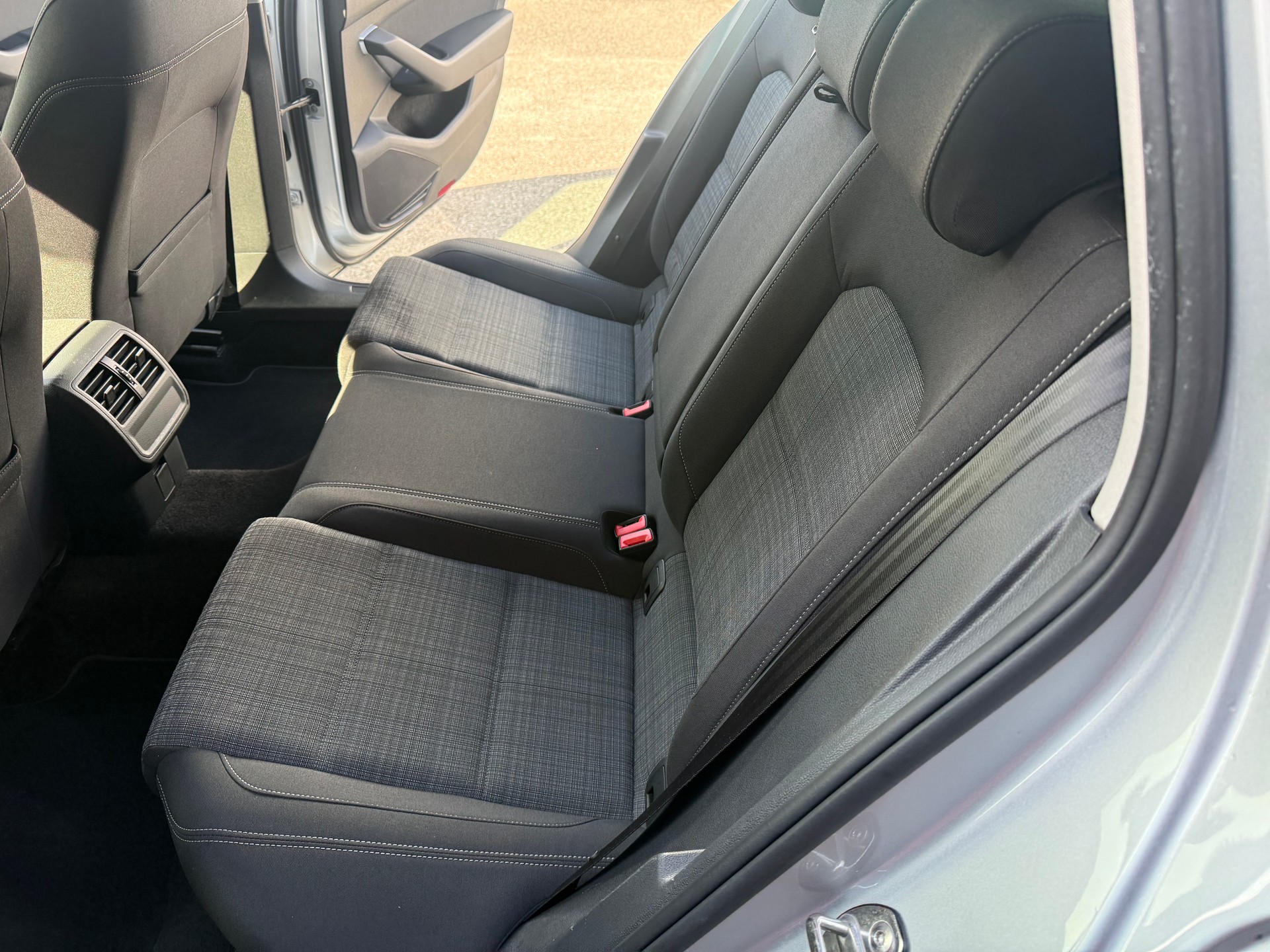 VW Passat Variant 2.0 TDI Business DSG-image-17