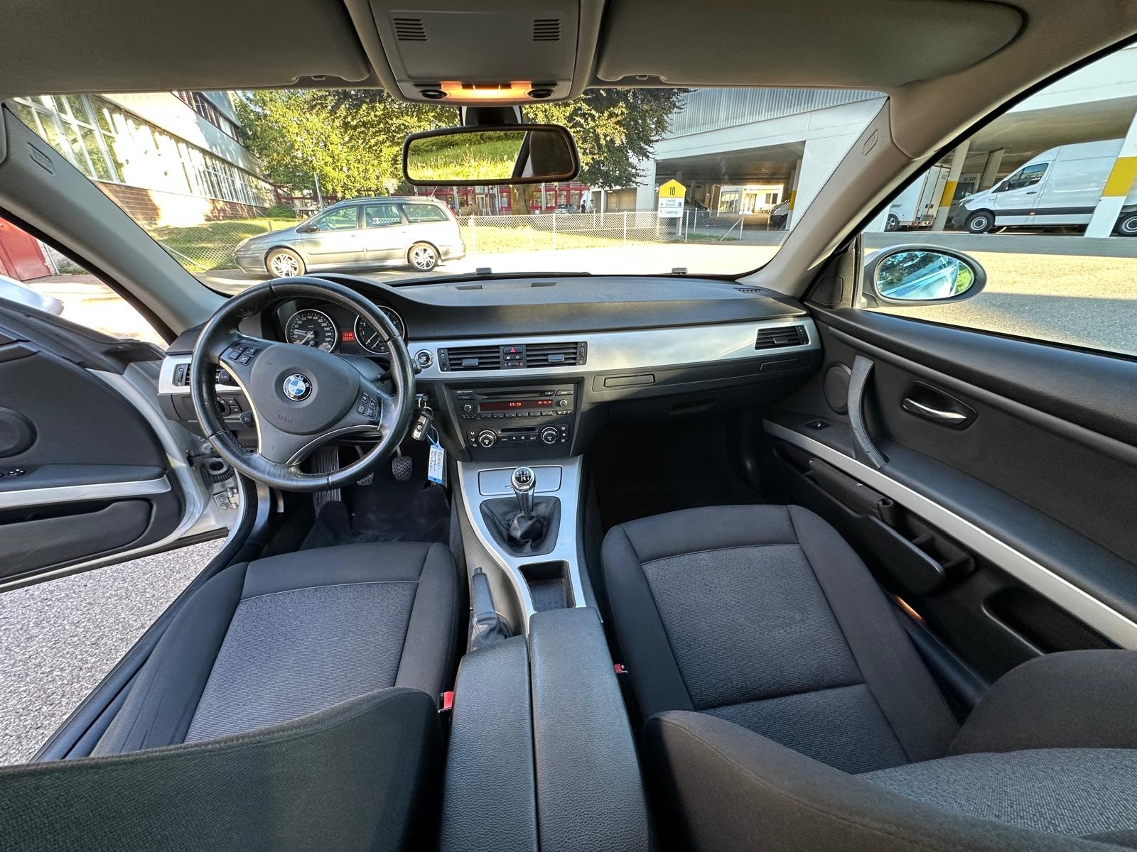 BMW 325i Coupé-image-6