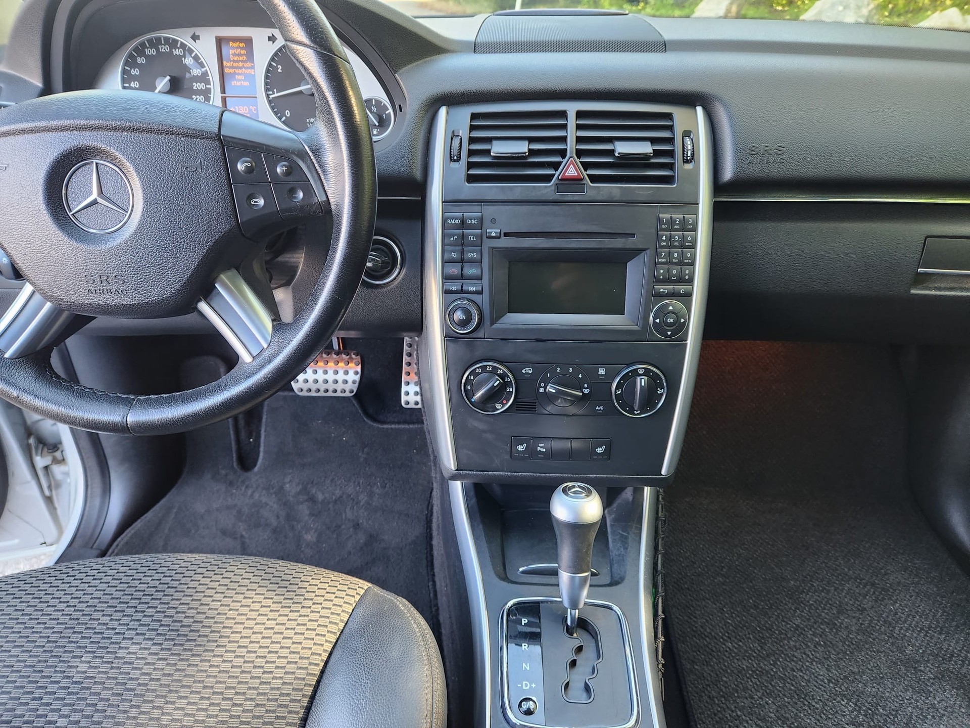 MERCEDES-BENZ B 180 Selection Autotronic-image-12