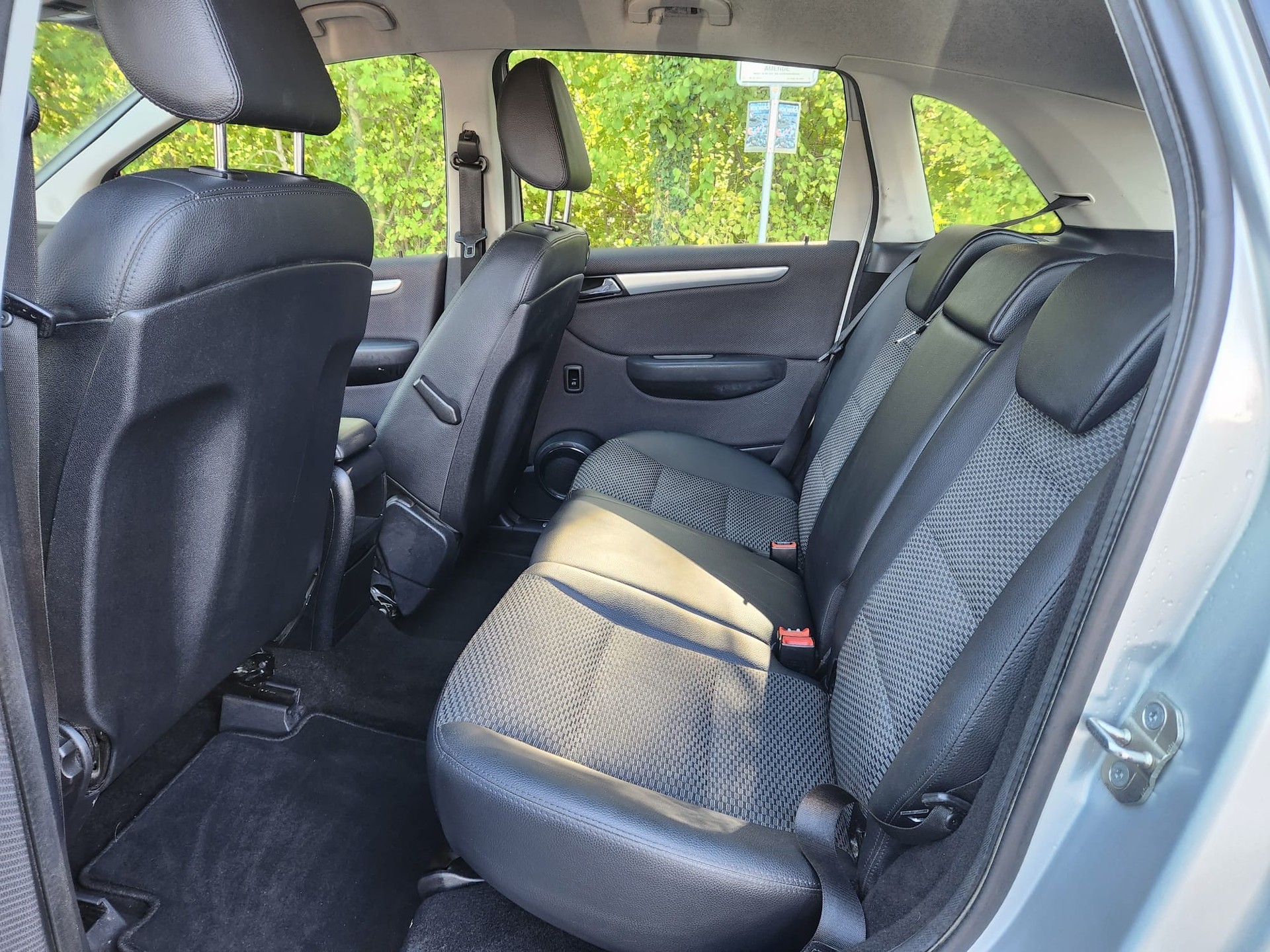 MERCEDES-BENZ B 180 Selection Autotronic-image-10