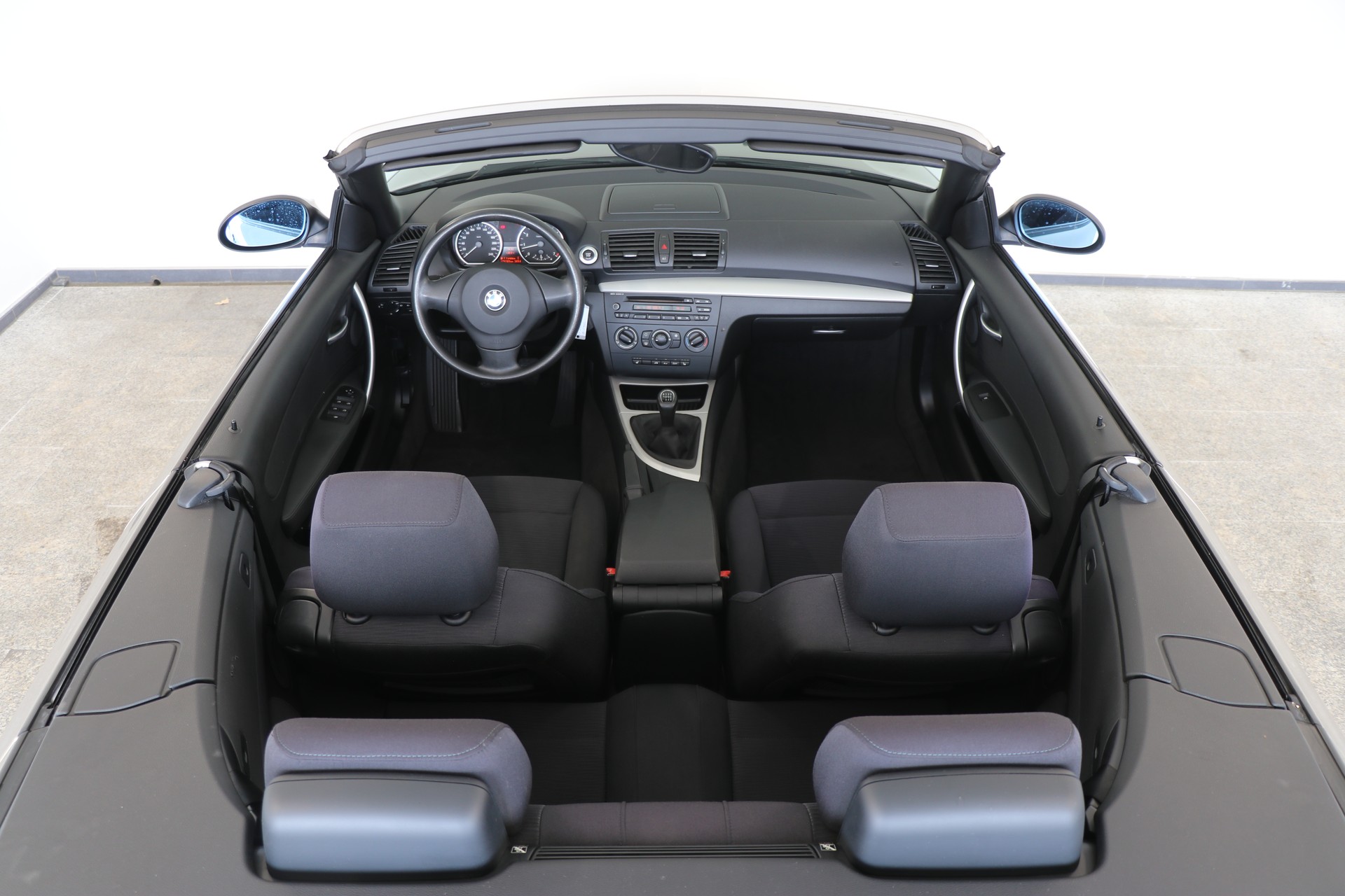 BMW 118i Cabrio-image-12