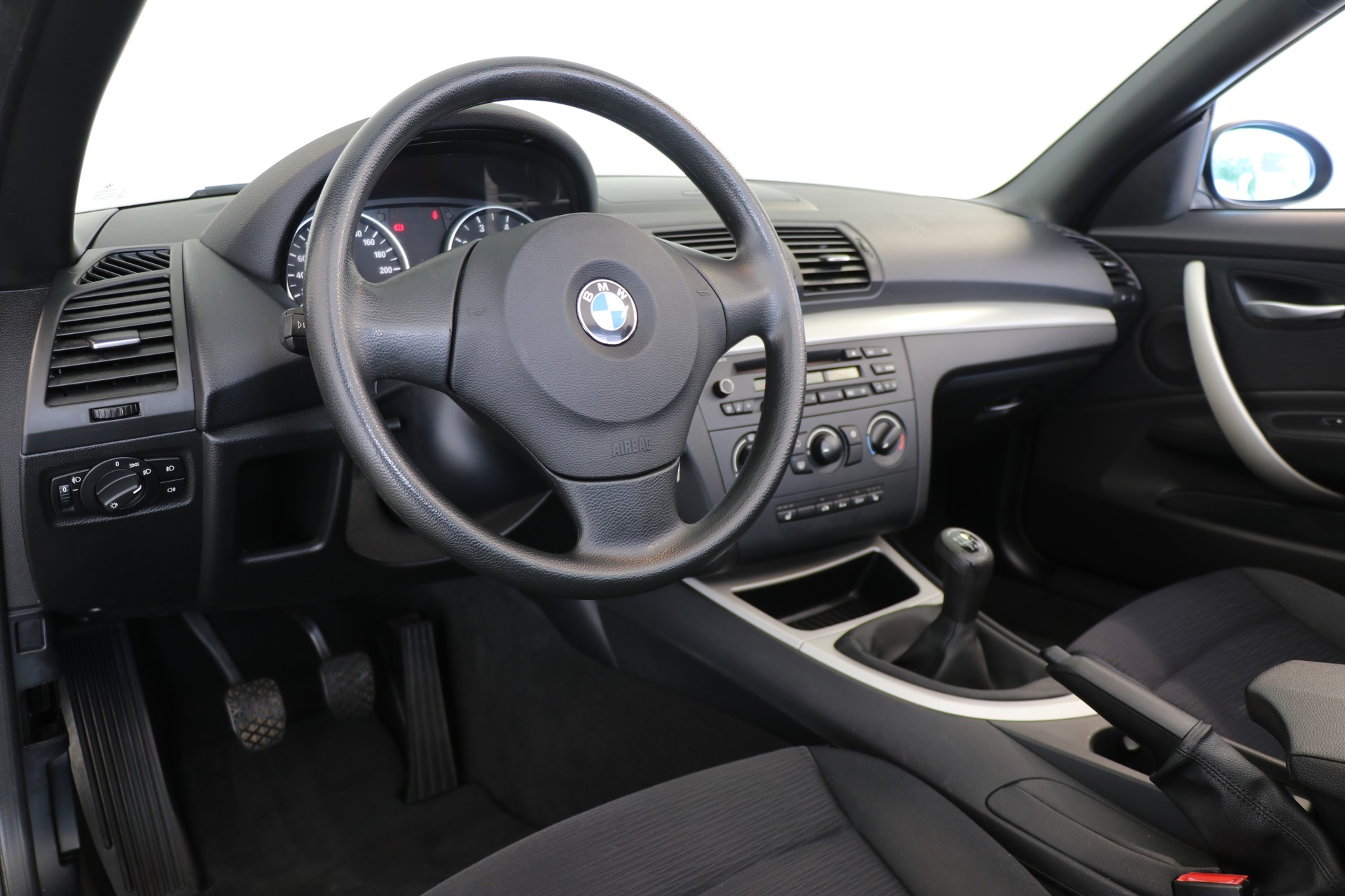BMW 118i Cabrio-image-5