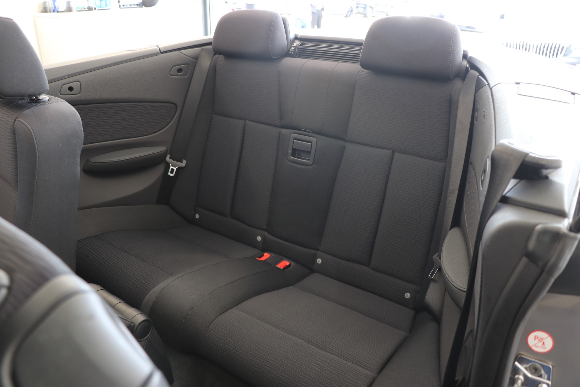 BMW 118i Cabrio-image-11