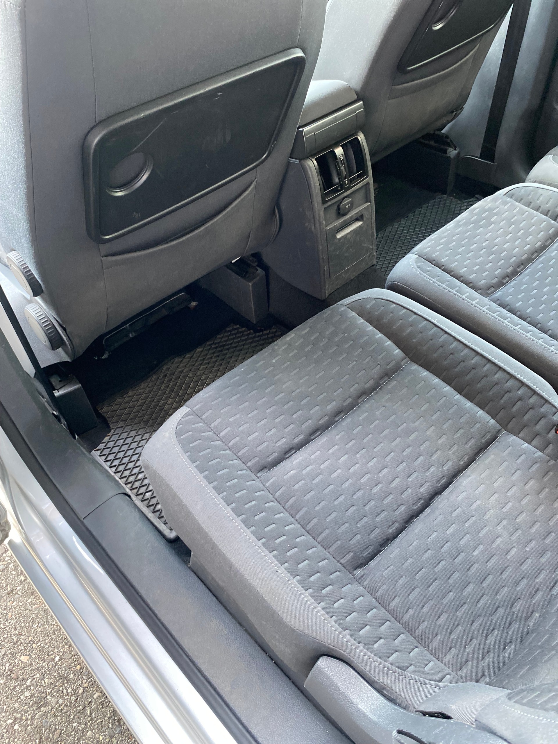 VW Touran 1.9 TDI Highline-image-11
