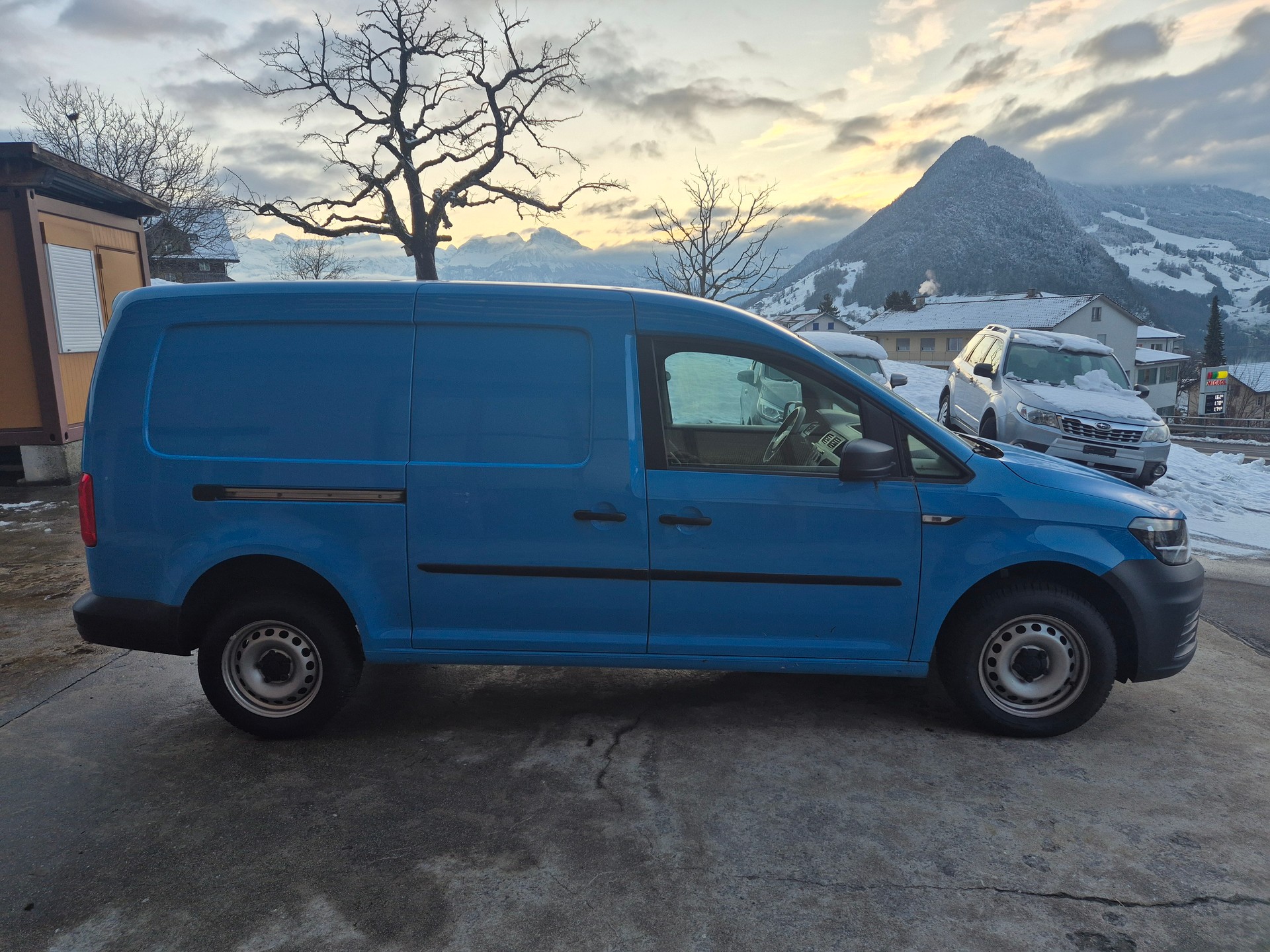 VW Caddy Maxi 2.0TDI 4Motion BlueMotion Technology-image-3