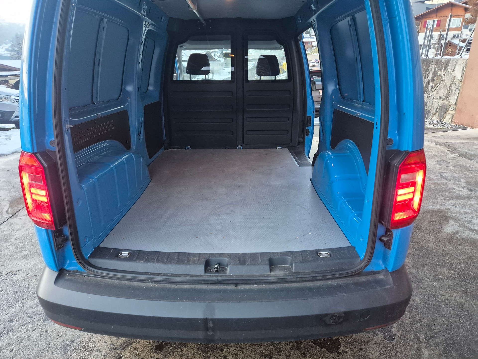VW Caddy Maxi 2.0TDI 4Motion BlueMotion Technology-image-11