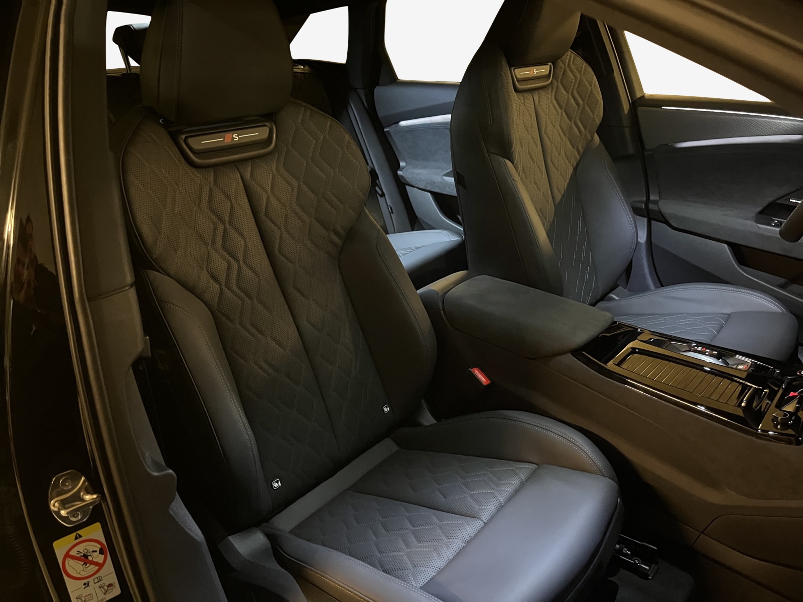 AUDI A6 Avant e-tron quattro-image-13