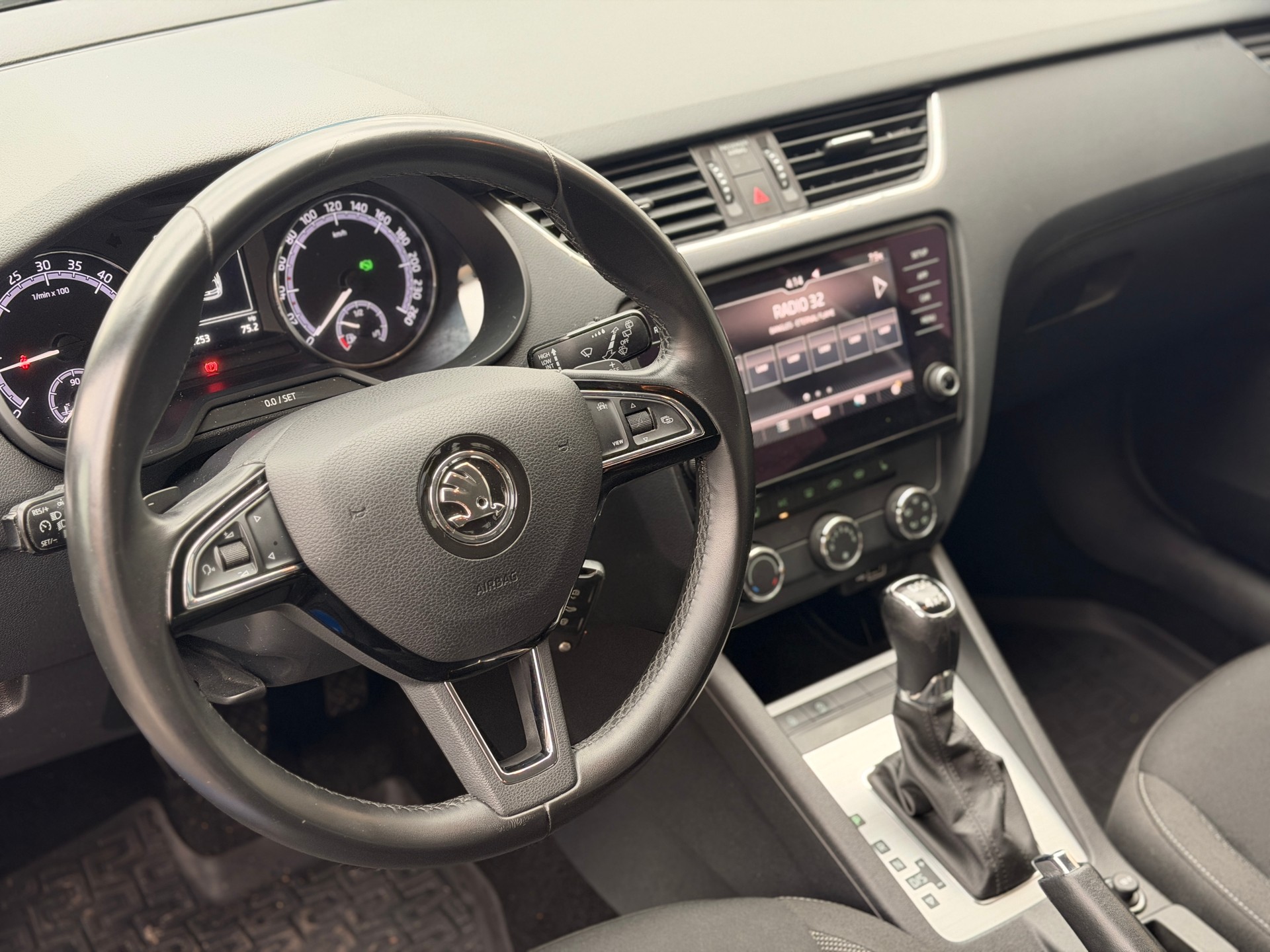 SKODA Octavia Combi 2.0 TDI Ambition 4x4 DSG-image-13