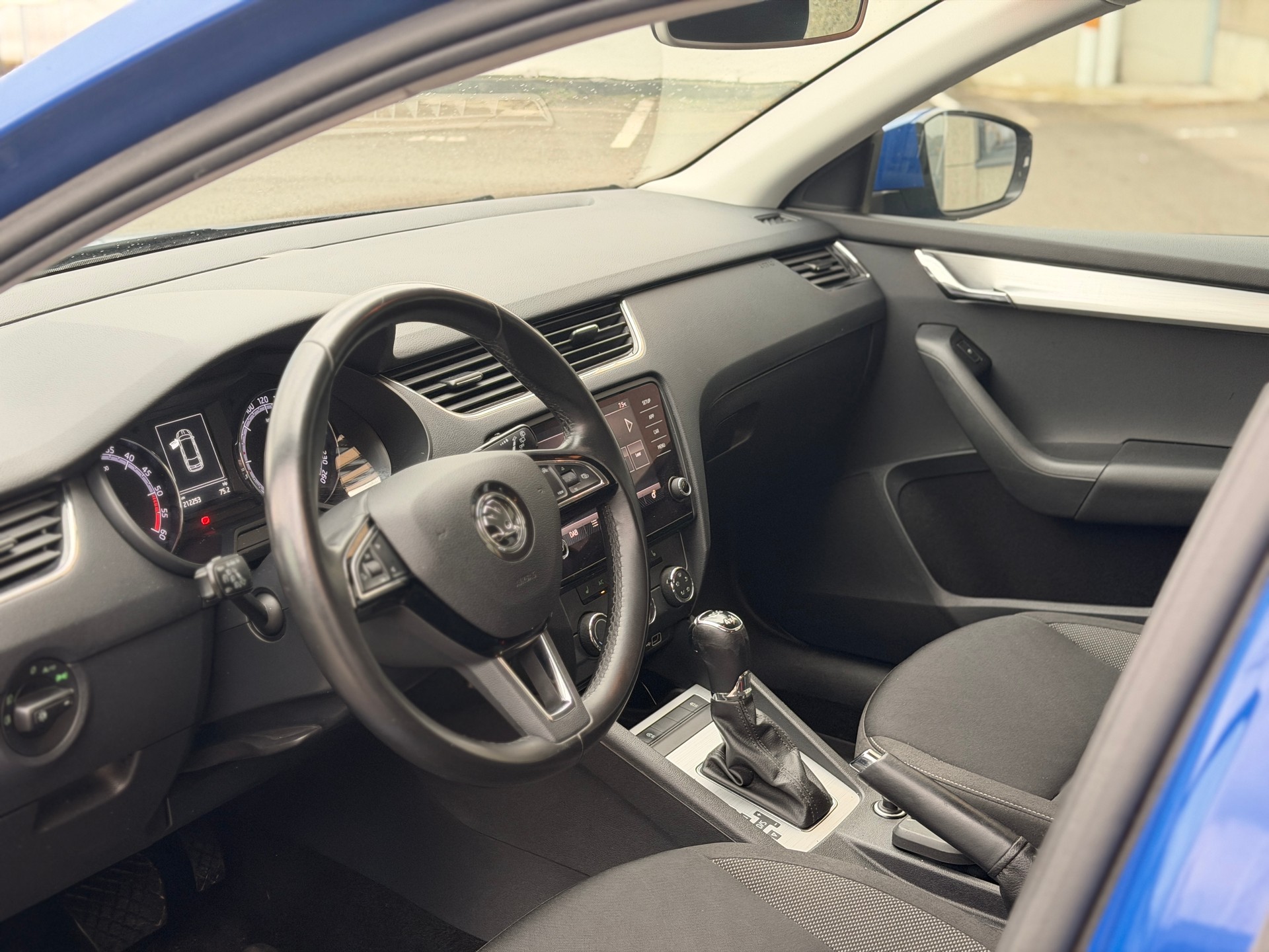 SKODA Octavia Combi 2.0 TDI Ambition 4x4 DSG-image-10