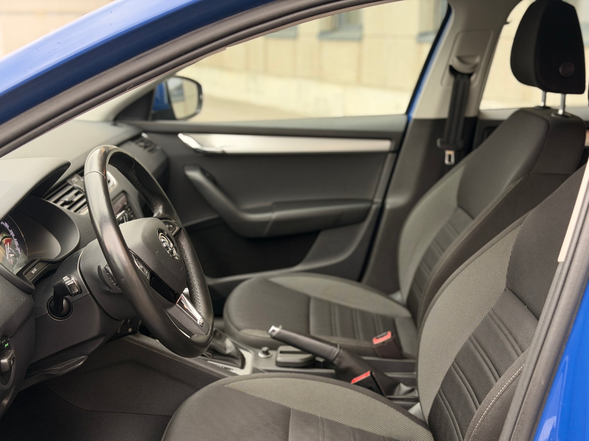 SKODA Octavia Combi 2.0 TDI Ambition 4x4 DSG-image-15