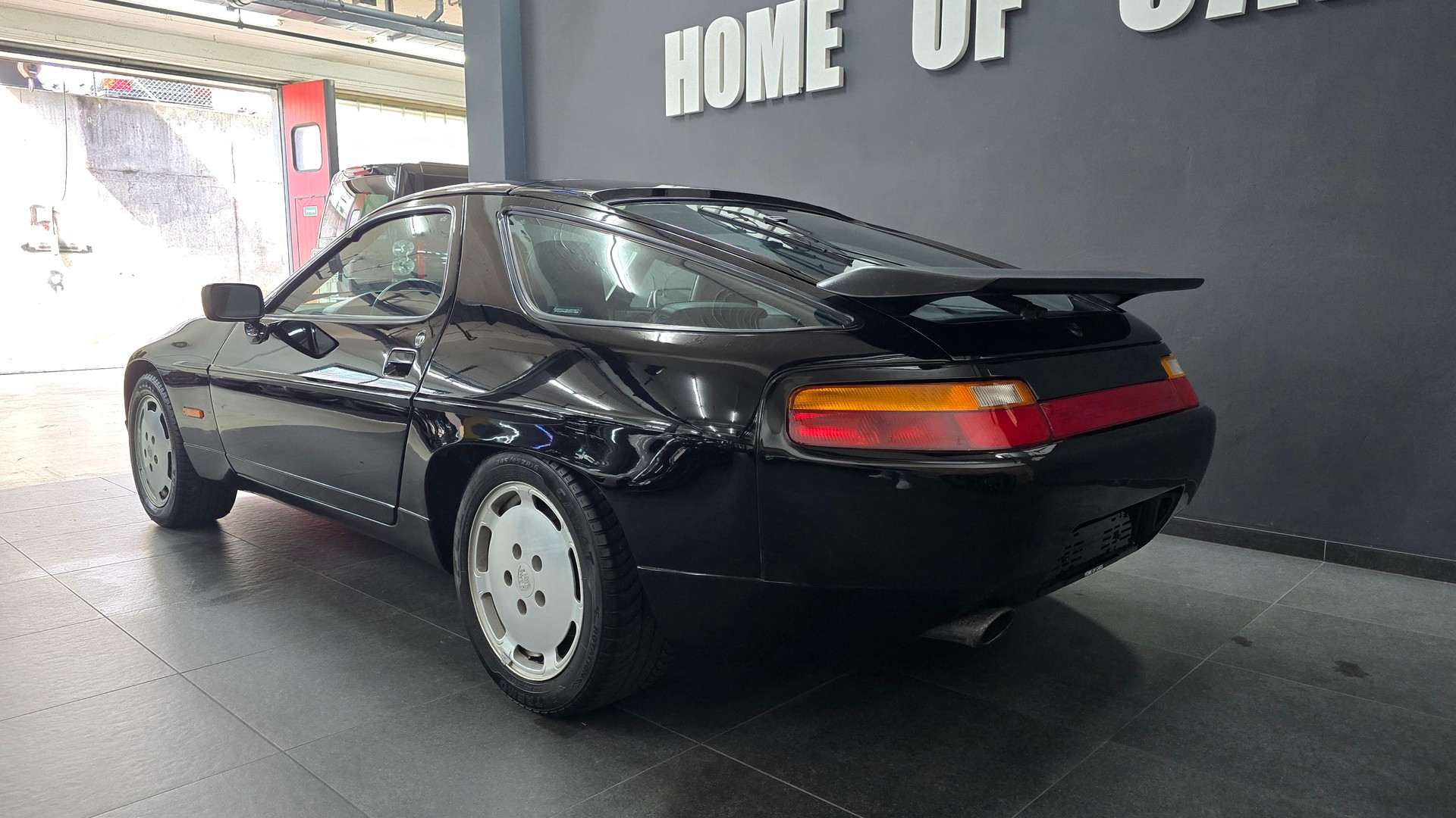 PORSCHE 928 S4-image-6