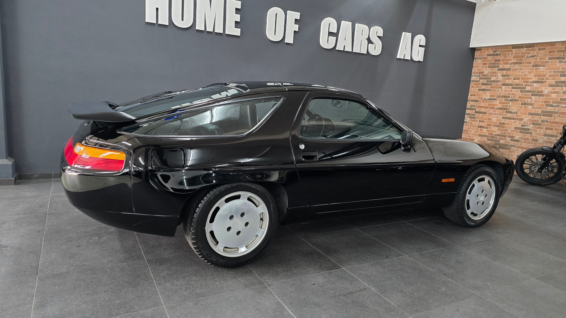 PORSCHE 928 S4-image-14
