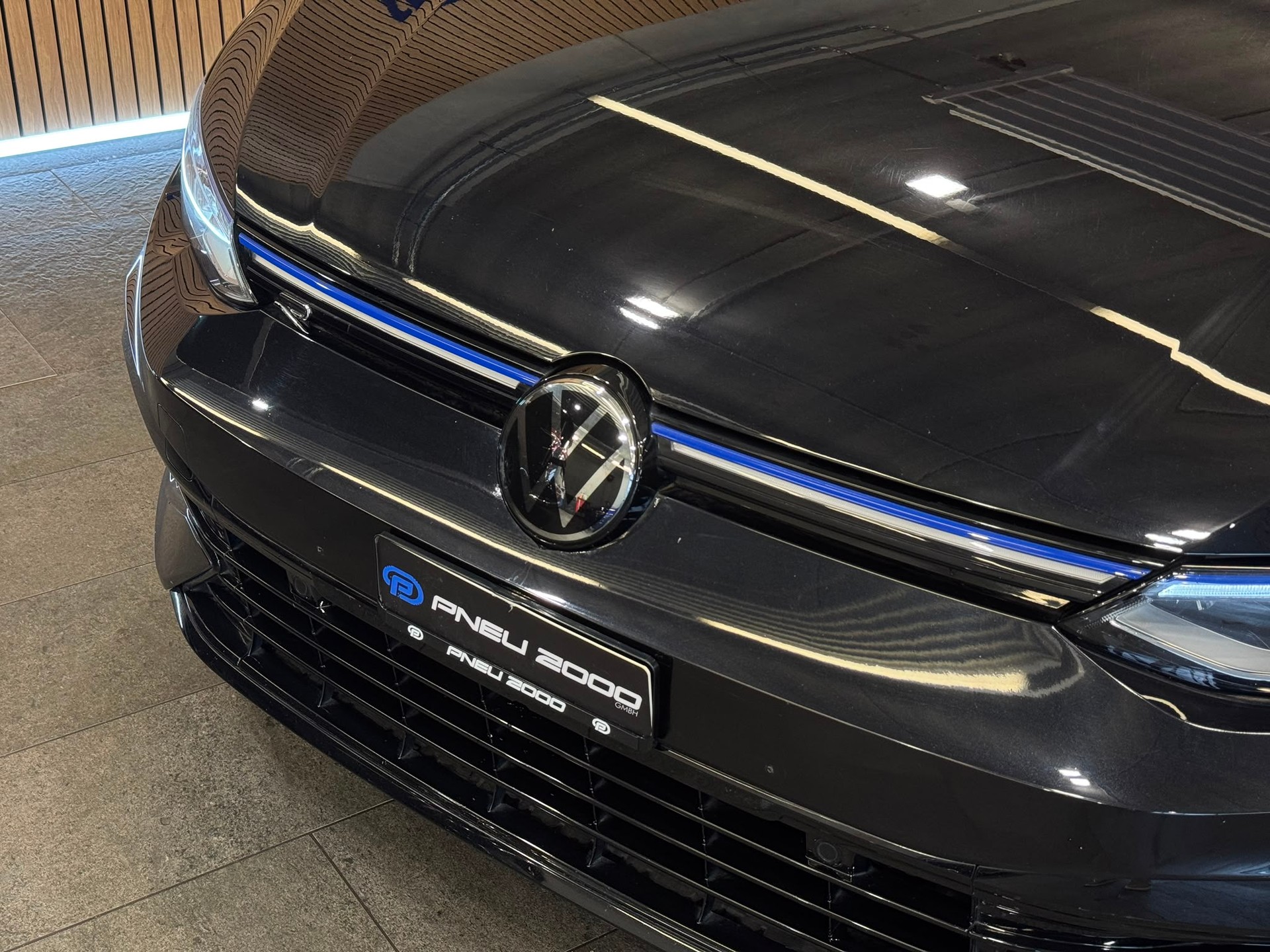 VW Golf 2.0 TSI R DSG 4Motion-image-3