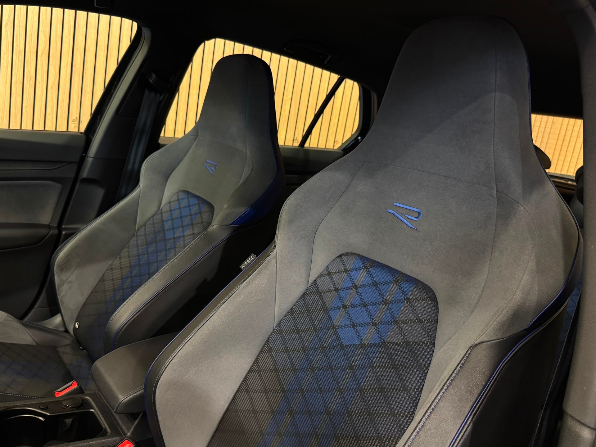 VW Golf 2.0 TSI R DSG 4Motion-image-25