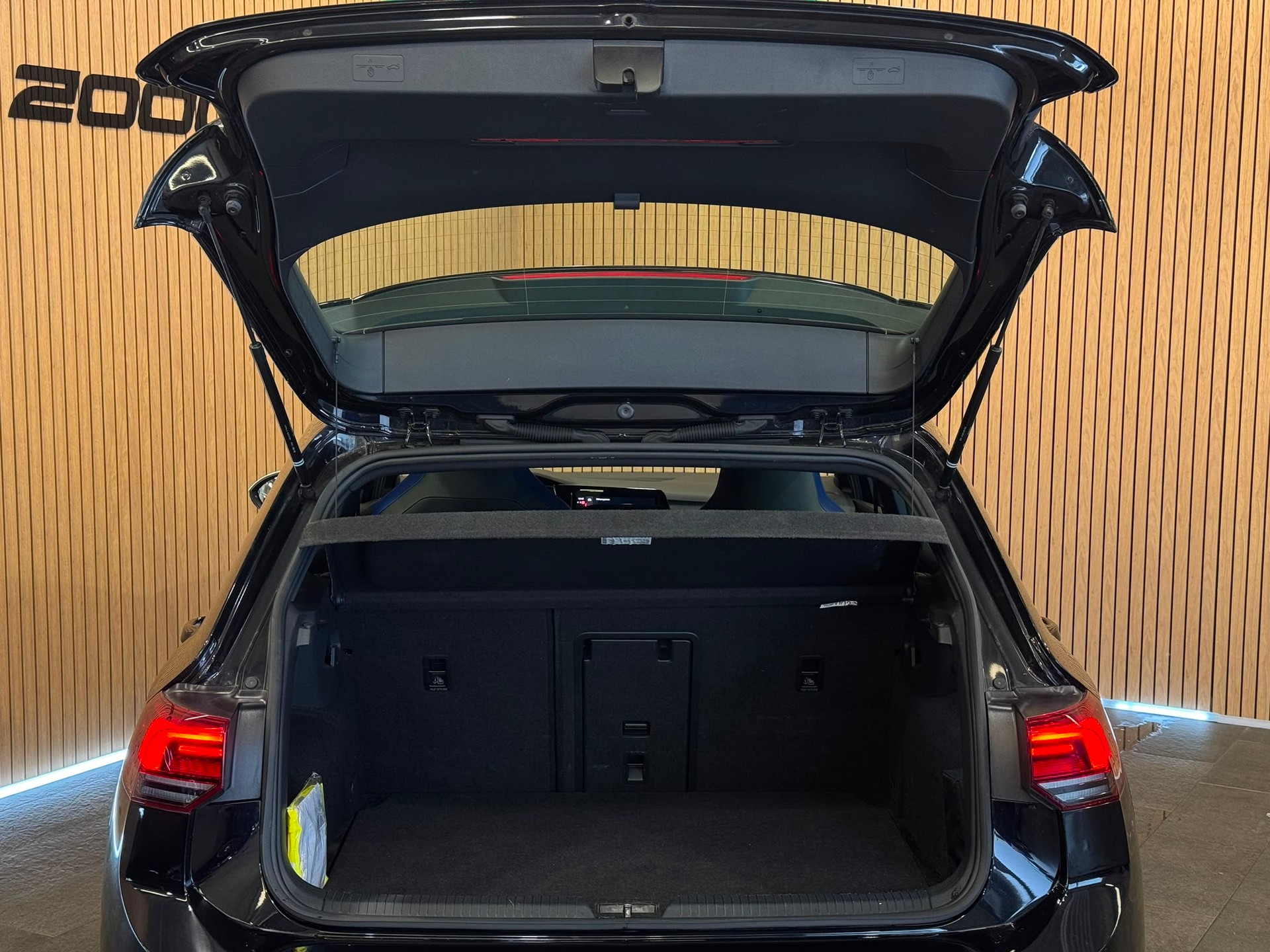 VW Golf 2.0 TSI R DSG 4Motion-image-9