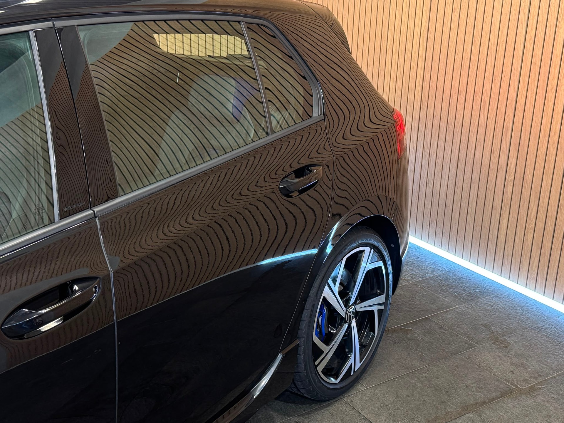 VW Golf 2.0 TSI R DSG 4Motion-image-5