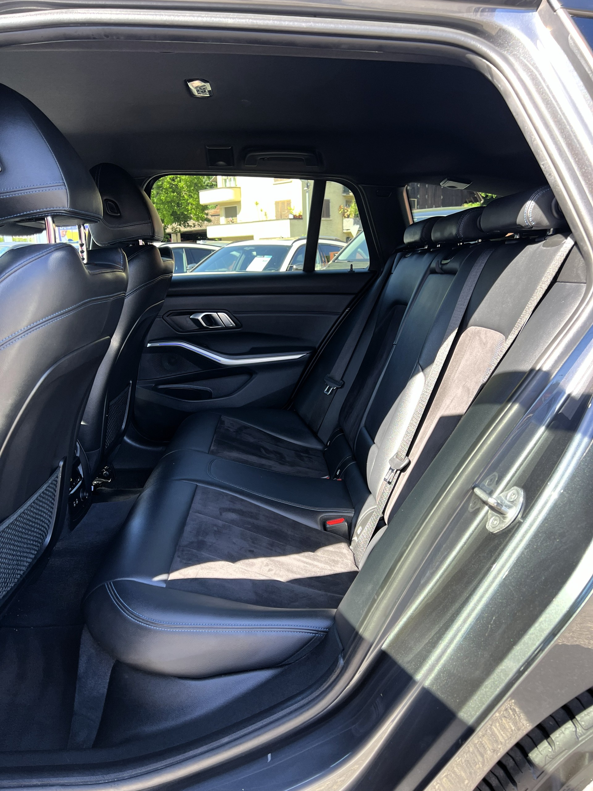 BMW 320d xDrive 48V Touring M Sport Steptronic-image-13