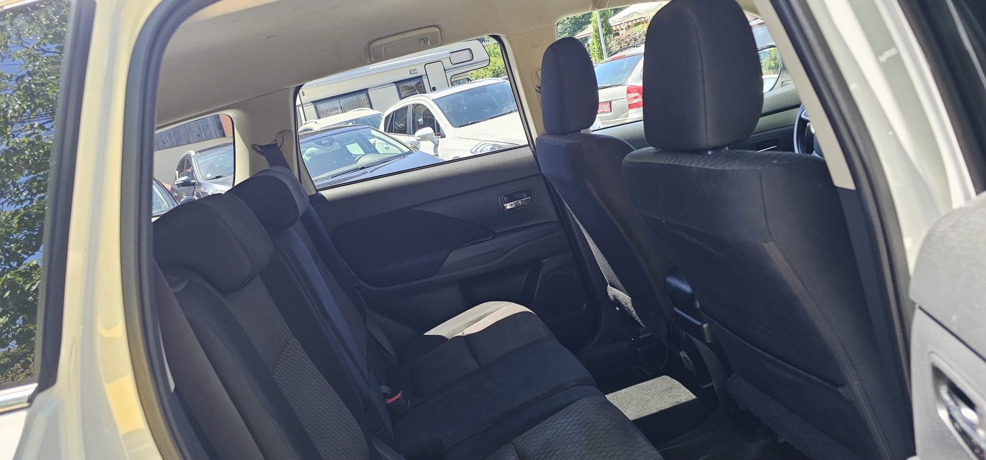 MITSUBISHI Outlander 2.2 DID Navigator Safety 4WD Automatic-image-9