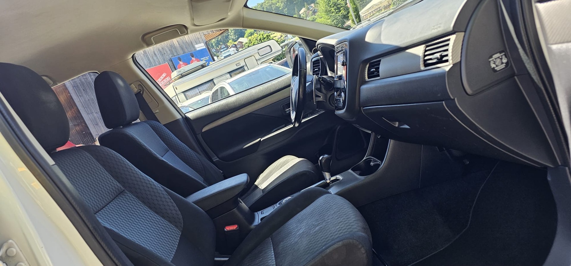 MITSUBISHI Outlander 2.2 DID Navigator Safety 4WD Automatic-image-11