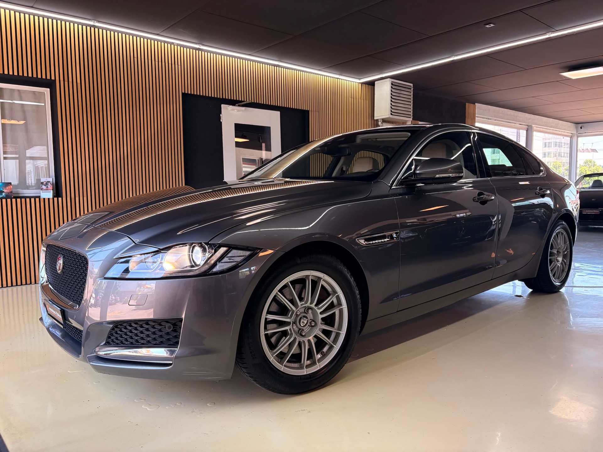 JAGUAR XF 20d R-Sport Automatic-image-0