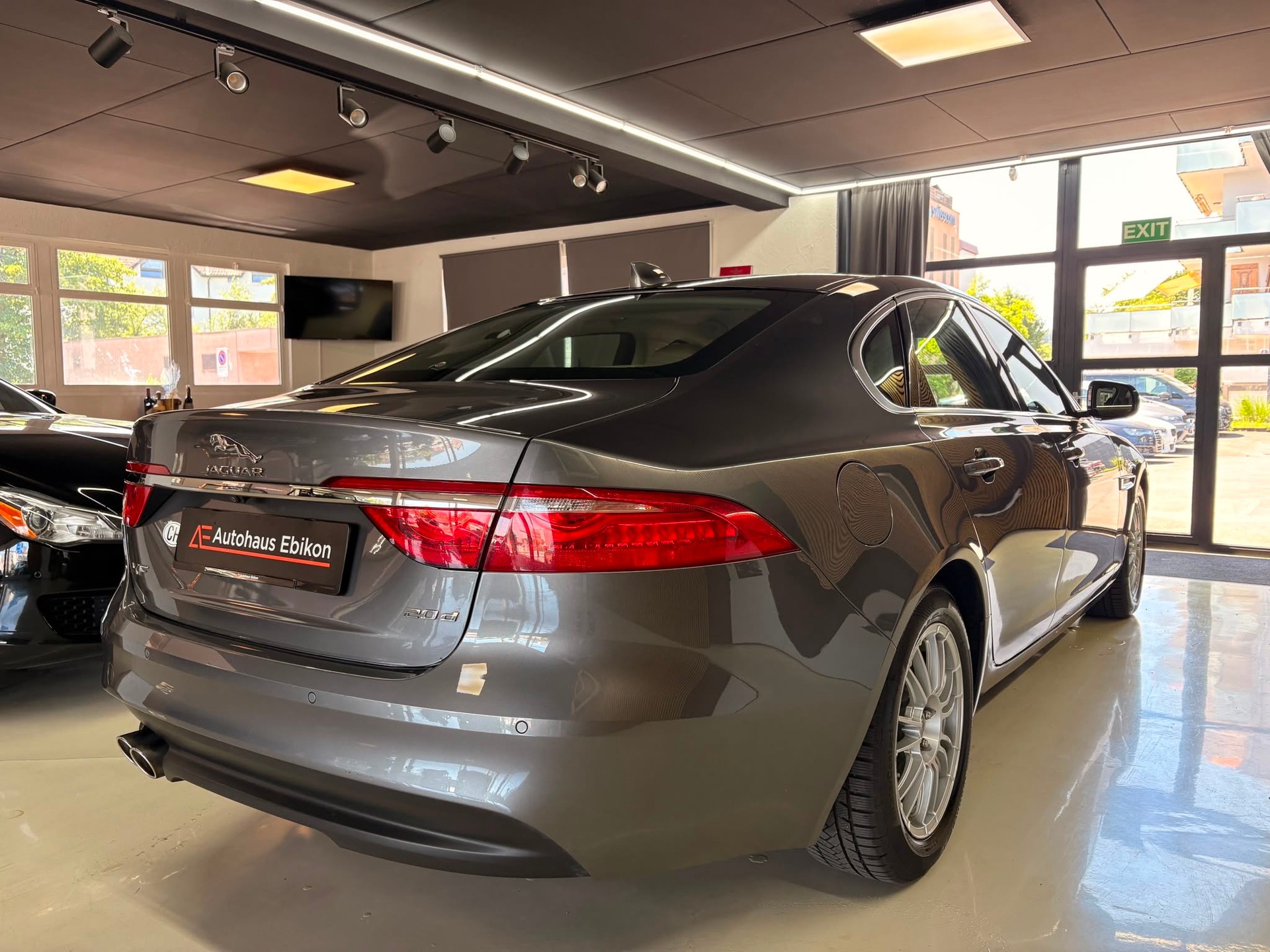 JAGUAR XF 20d R-Sport Automatic-image-5