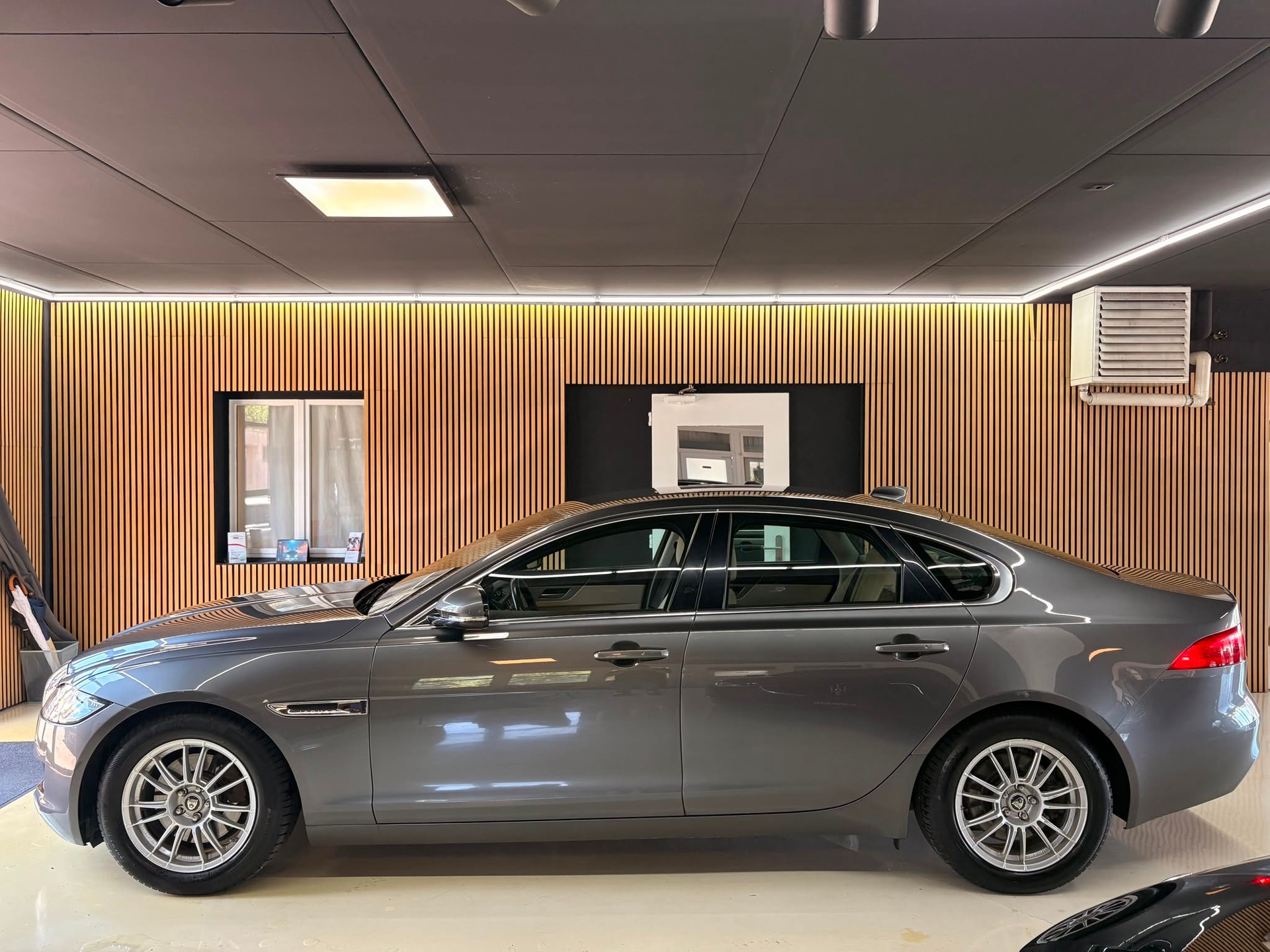 JAGUAR XF 20d R-Sport Automatic-image-3