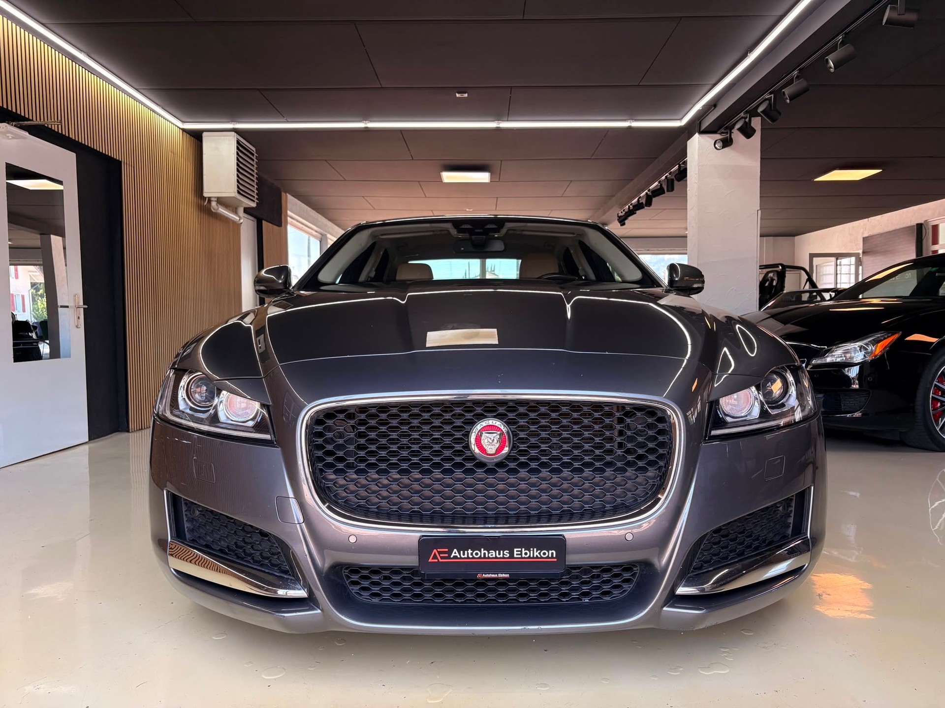 JAGUAR XF 20d R-Sport Automatic-image-2