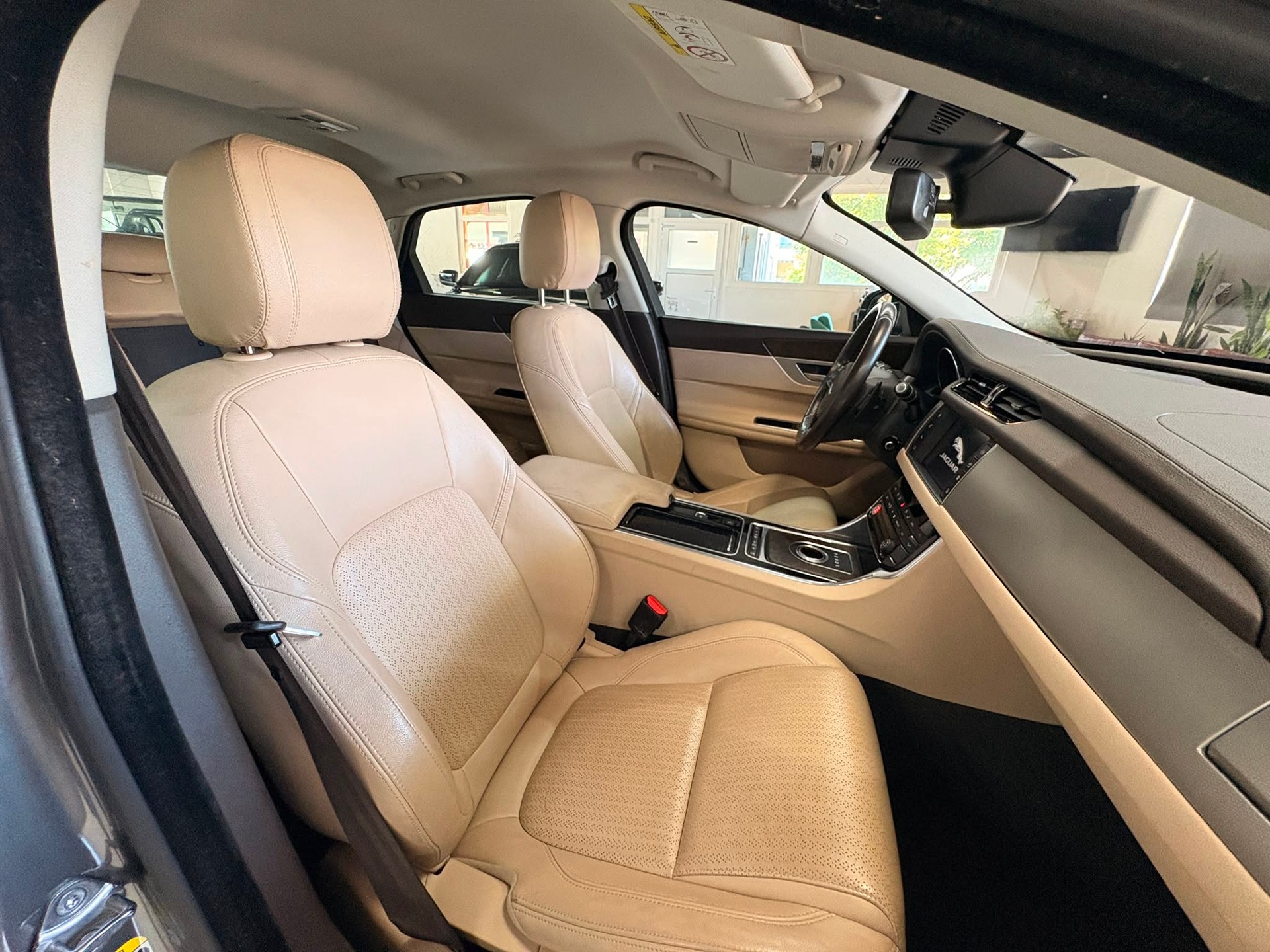 JAGUAR XF 20d R-Sport Automatic-image-8