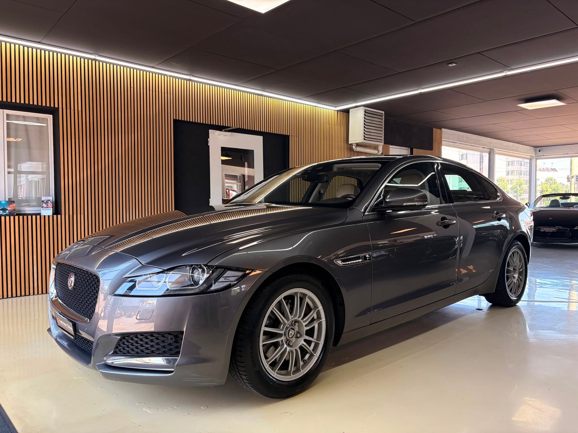 JAGUAR XF 20d R-Sport Automatic-image-1
