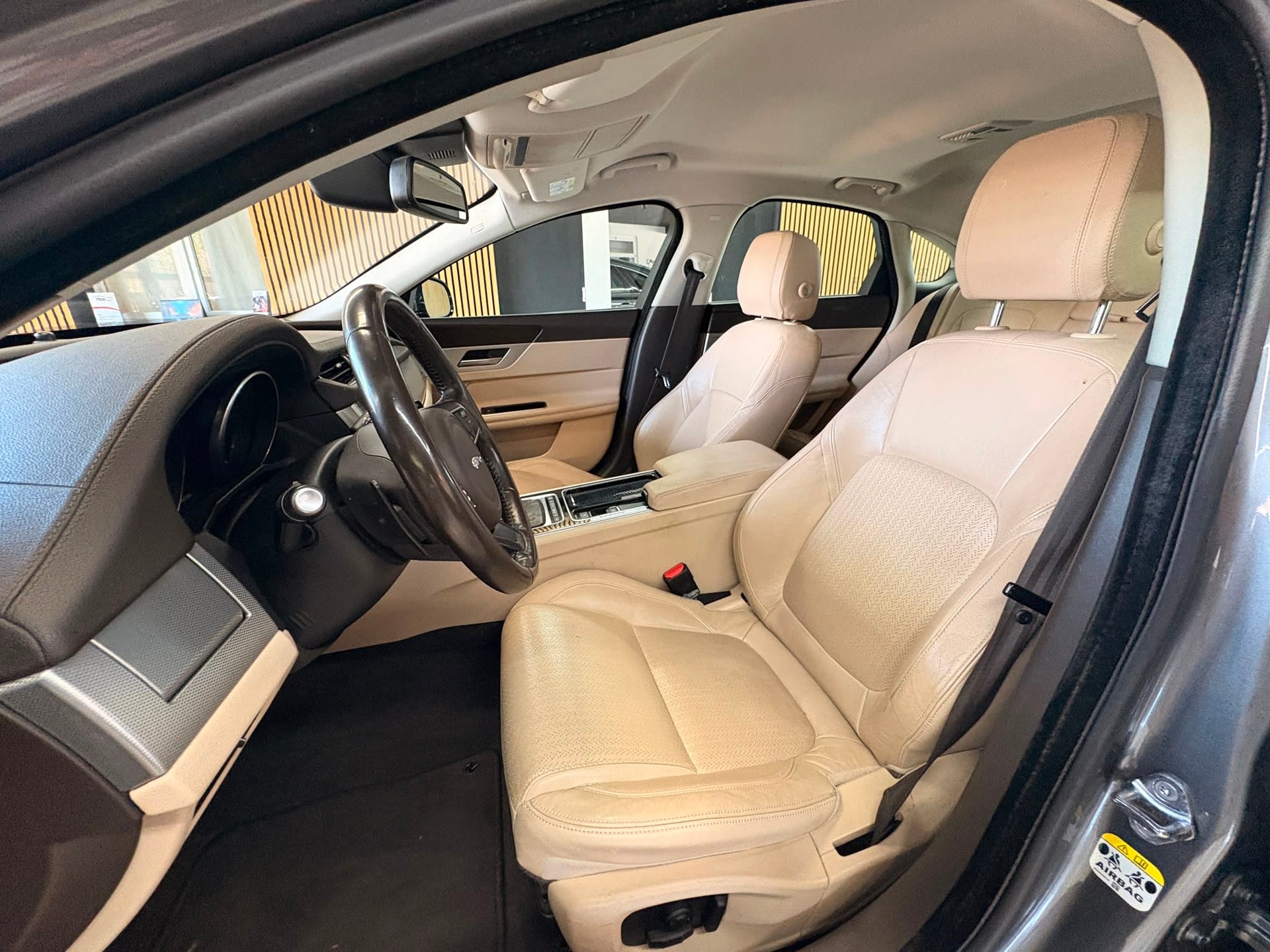 JAGUAR XF 20d R-Sport Automatic-image-7