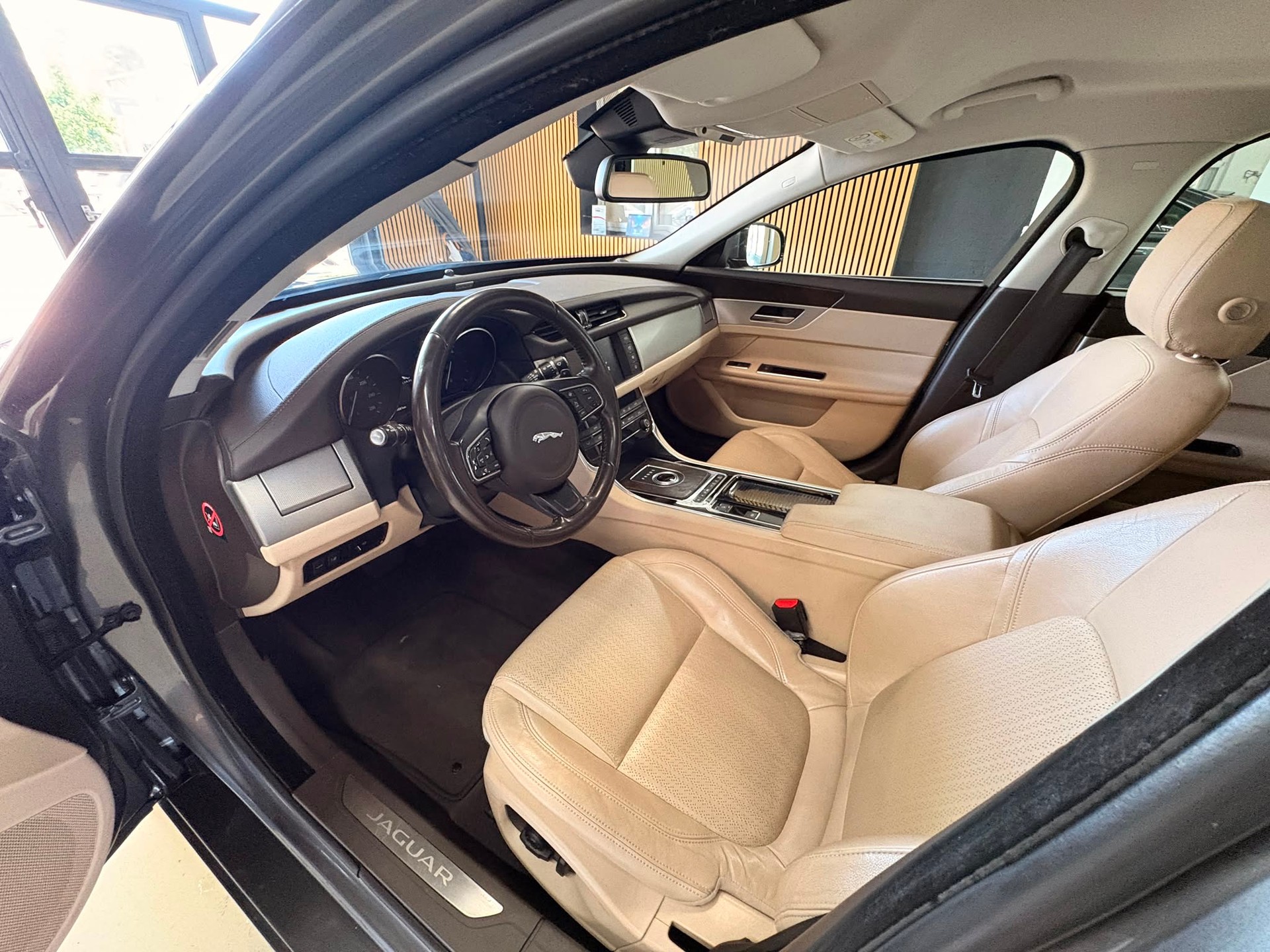 JAGUAR XF 20d R-Sport Automatic-image-6