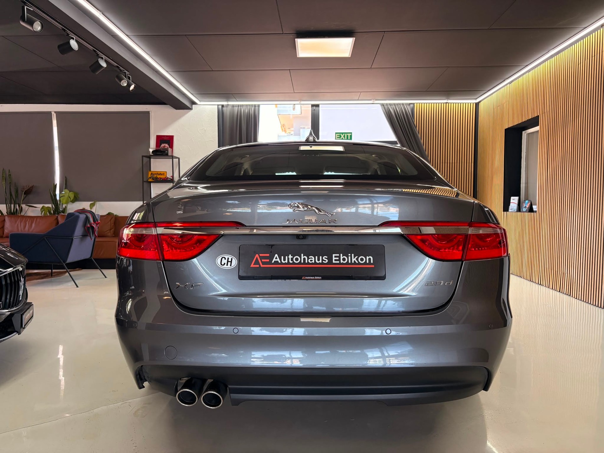 JAGUAR XF 20d R-Sport Automatic-image-4