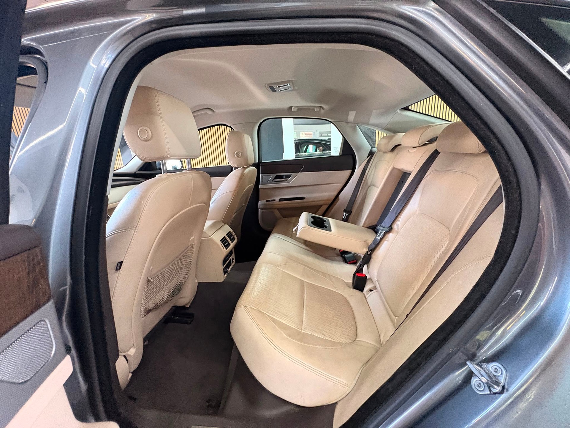 JAGUAR XF 20d R-Sport Automatic-image-9