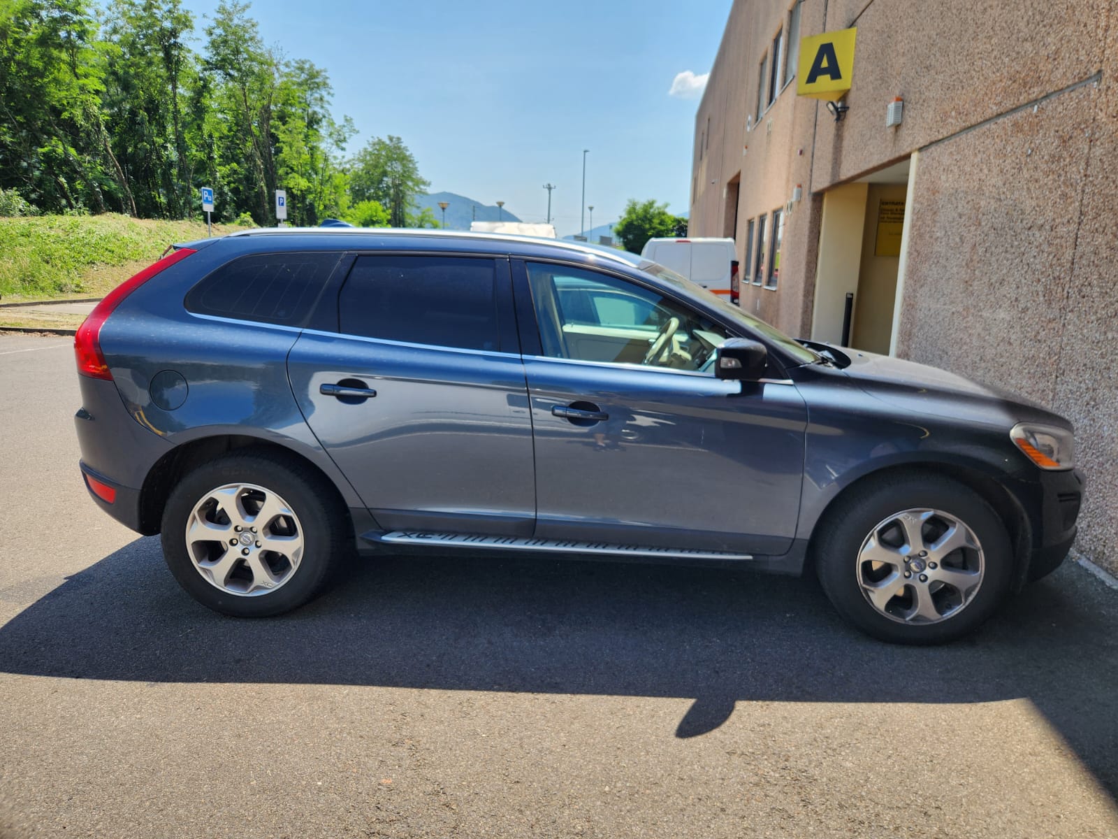 VOLVO XC60 D5 AWD Kinetic Geartronic-image-2