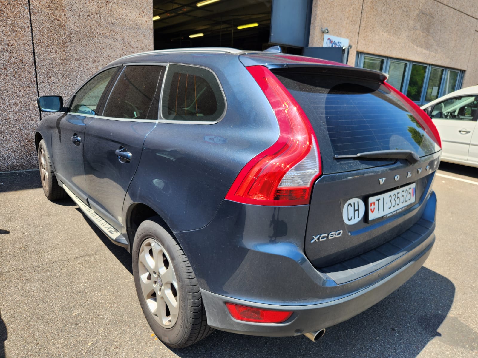 VOLVO XC60 D5 AWD Kinetic Geartronic-image-5